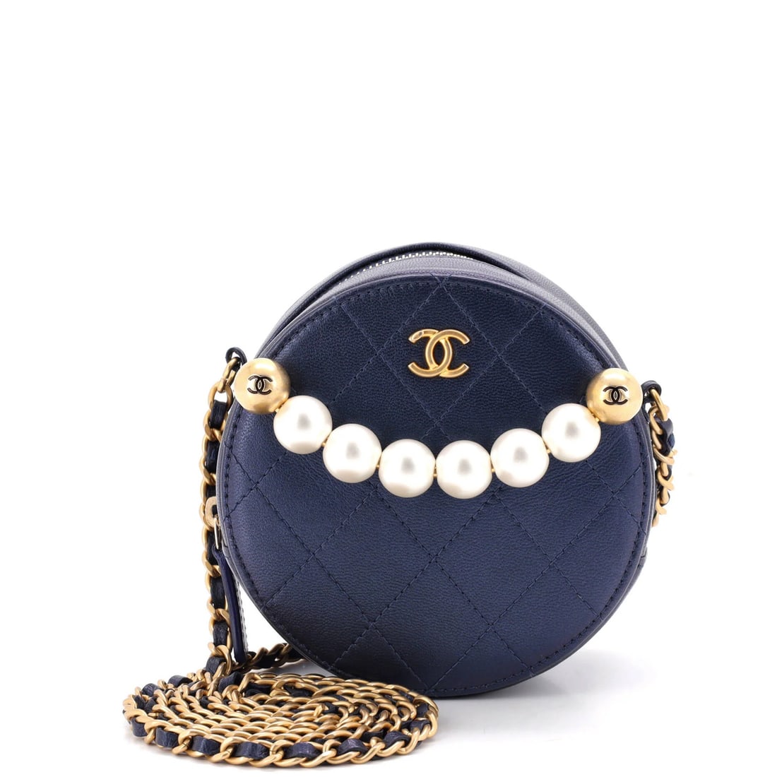 Chic Pearls Clutch Round with Chanel Lambskin Chain Quilted: Chic Pearls Clutch Round with Chanel Lambskin Chain Quilted Chic Pearls Clutch Round with Chanel Lambskin Chain Quilted features a stunning blue leather exterior with minor scuffs and creases, and a