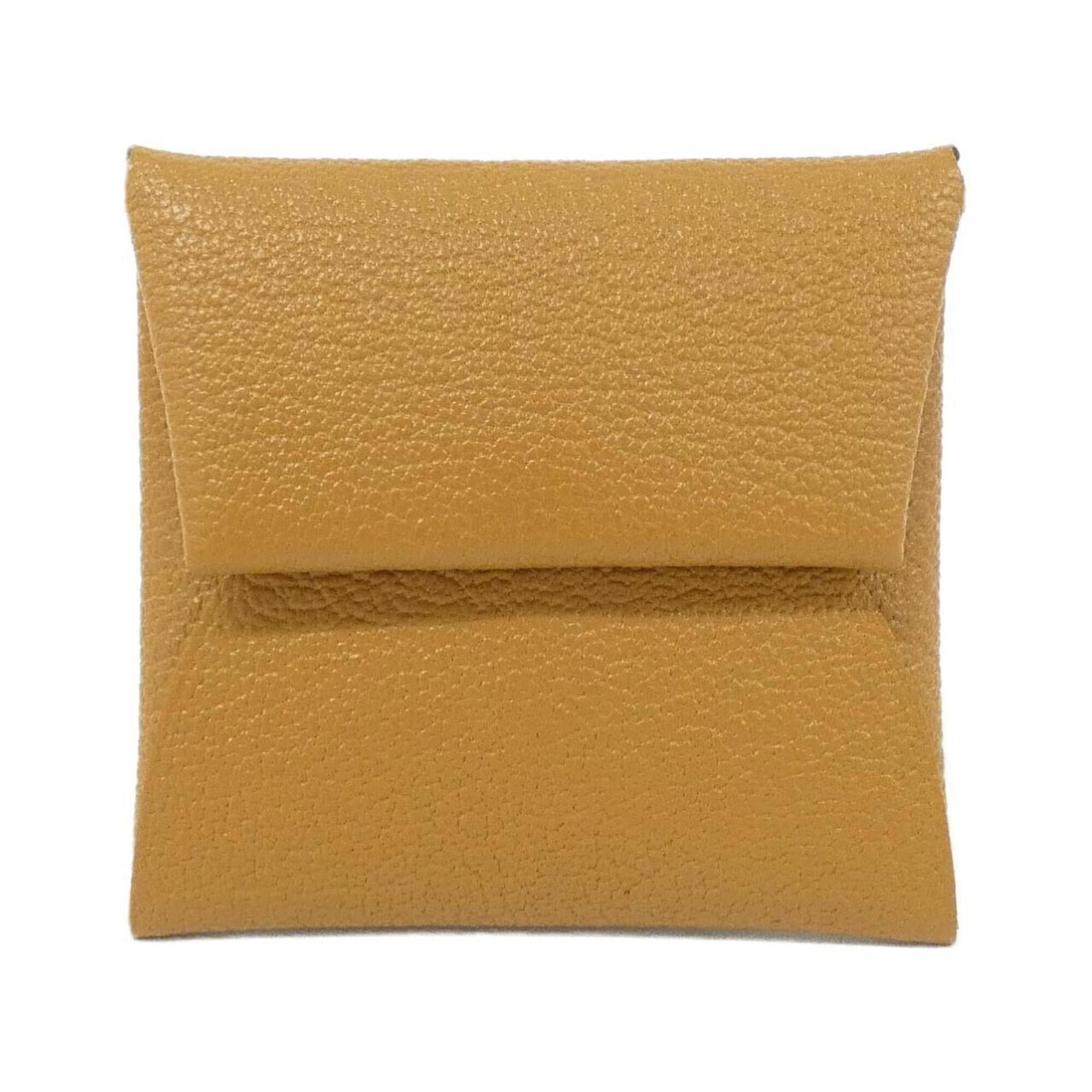 Hermes Coin Case Leather Purse Chevre: Hermes Coin Case Leather Purse Chevre Caramel-colored Chevre leather wraps around a compact, 8cm x 8.5cm coin purse with a subtle 1cm thickness, making it a versatile accessory for everyday carry. The