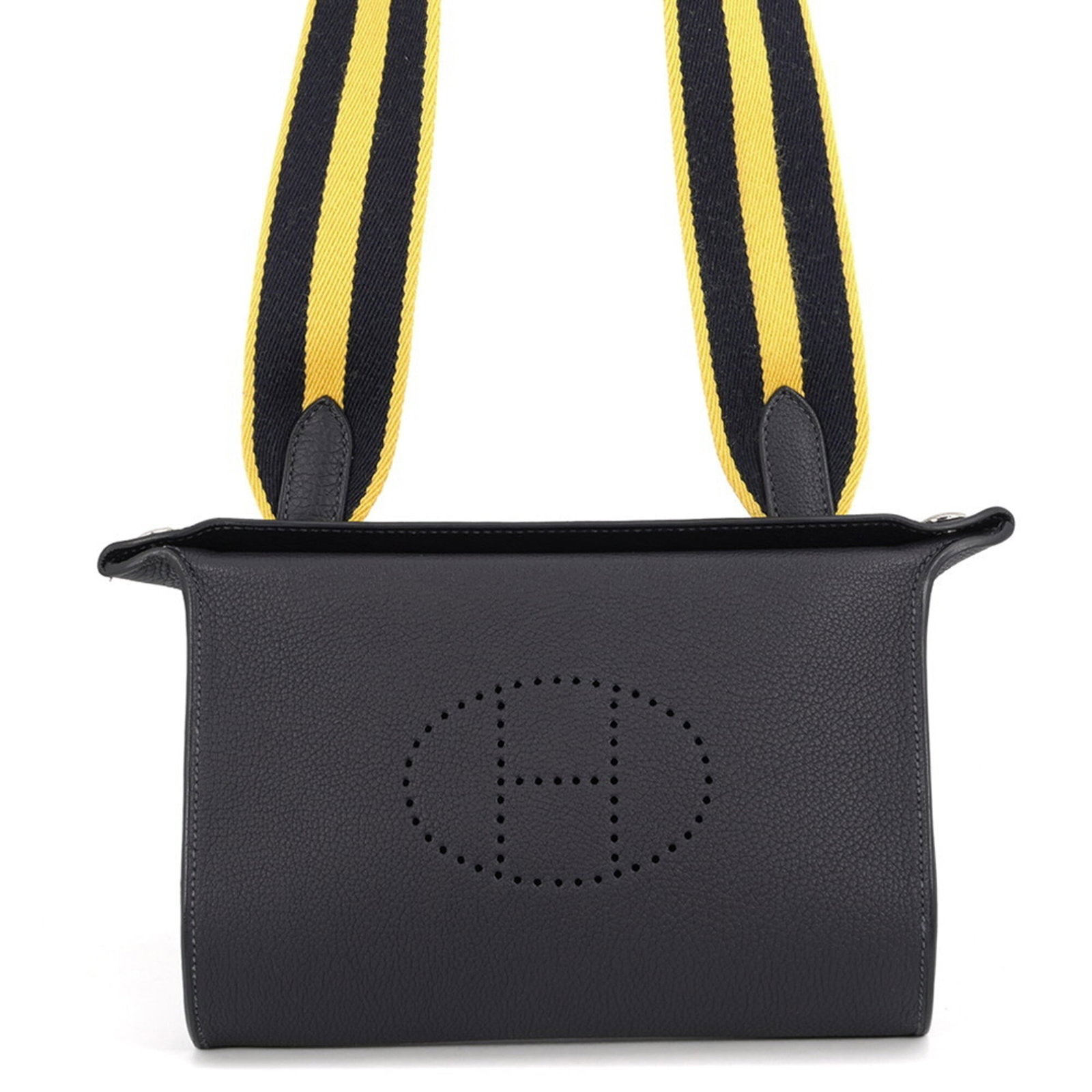 Hermes Handbag Shoulder Bag Togo Leather: Hermes Handbag Shoulder Bag Togo Leather Togo leather craftsmanship shines in this elegant Hermes shoulder bag, featuring a timeless design and sophisticated silver hardware. Measuring 14.5cm x 21cm