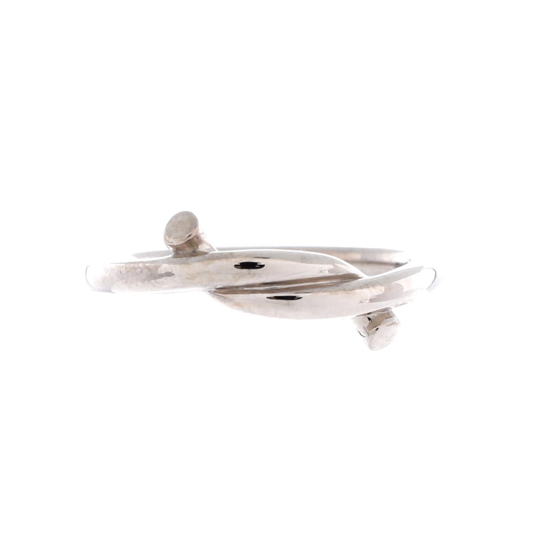 Cartier Entrelaces Band Ring 18K White Gold: Cartier Entrelaces Band Ring 18K White Gold 18K White Gold Cartier Entrelaces Band Ring is a beautiful piece featuring 18K white gold metal with a classic Entrelaces band style. The ring measures 8.25