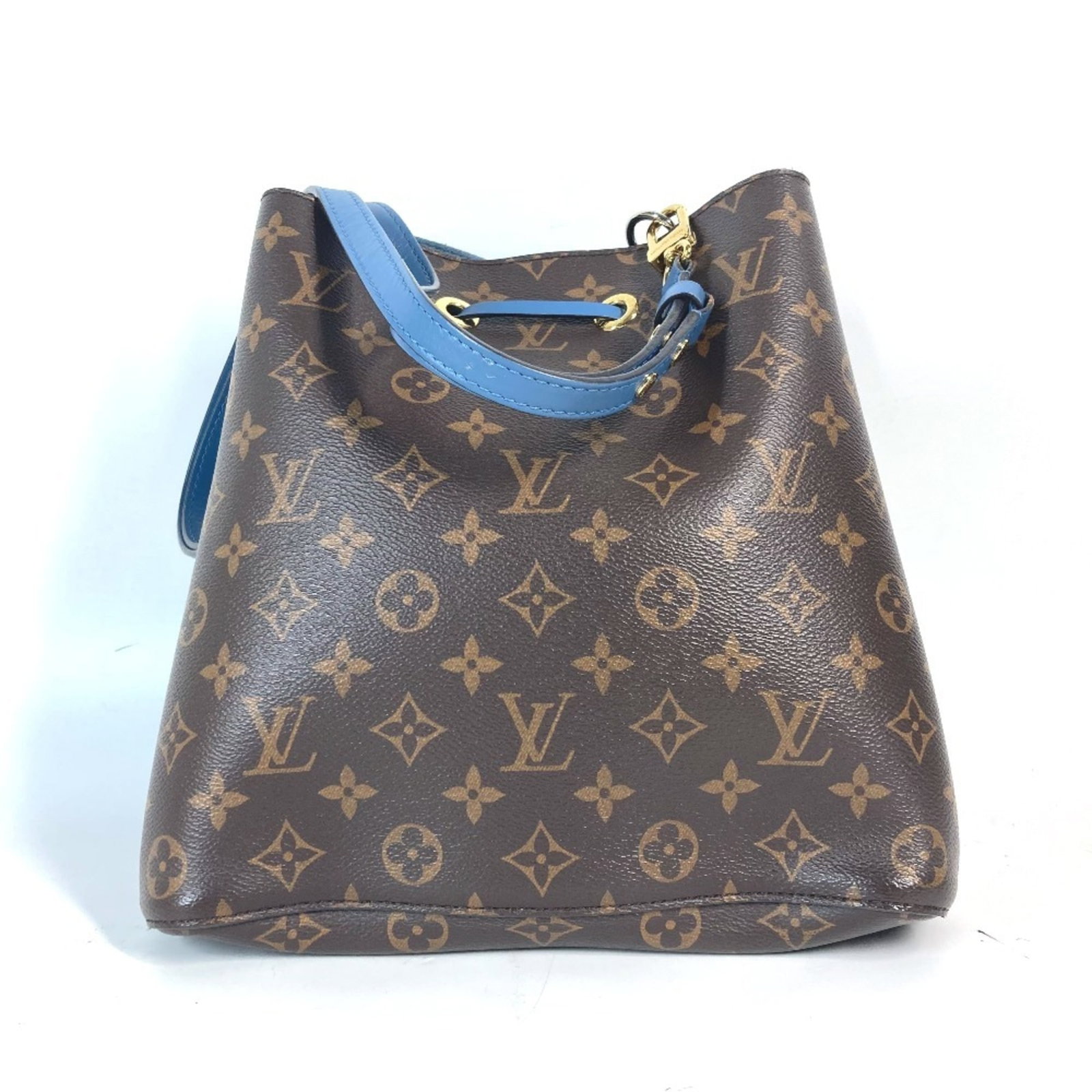 Shoulder Bag Monogram Louis Vuitton: Shoulder Bag Monogram Louis Vuitton Monogrammed with iconic blue and blue jean hues, this Louis Vuitton shoulder bag boasts a timeless design. Made from high-quality materials, the bag measures