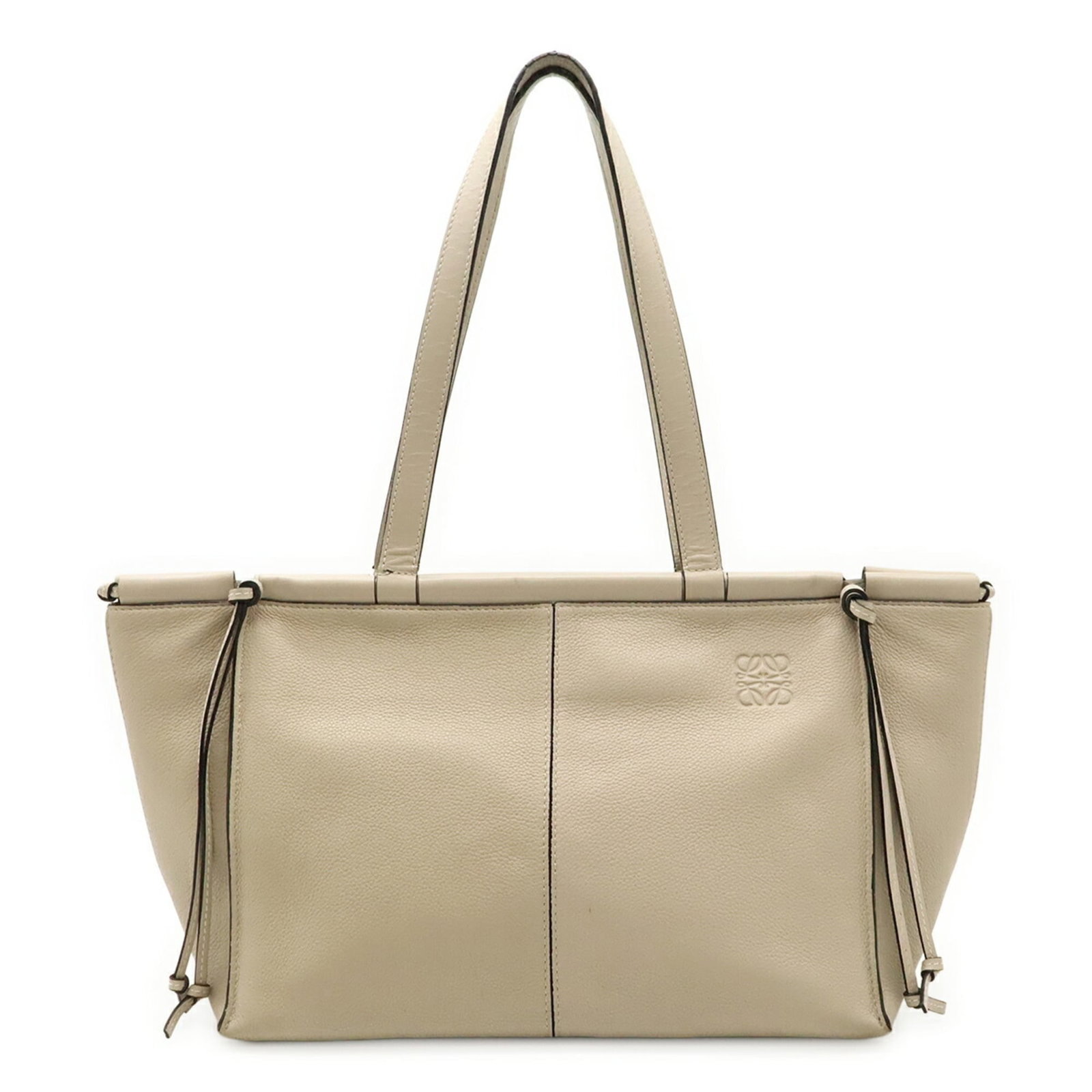 Shoulder Bag Leather Tote Loewe: Shoulder Bag Leather Tote Loewe The Loewe Shoulder Bag Leather Tote is a classic design from Spain, featuring a high-quality beige leather exterior and a timeless shape. Measuring 23.5cm x 45.5cm x
