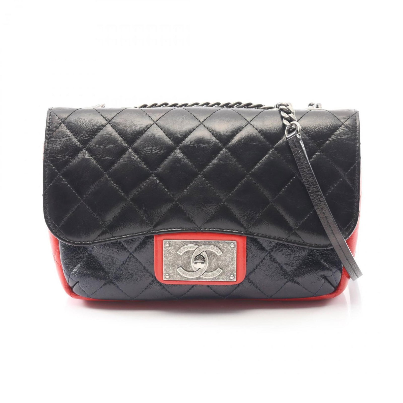 Shoulder Bag Leather Chanel: Shoulder Bag Leather Chanel Black, Navy, and Red leather shoulder bags from Chanel, with dimensions of 16cm x 23cm x 5cm. Made from high-quality leather, these bags offer a classic and timeless