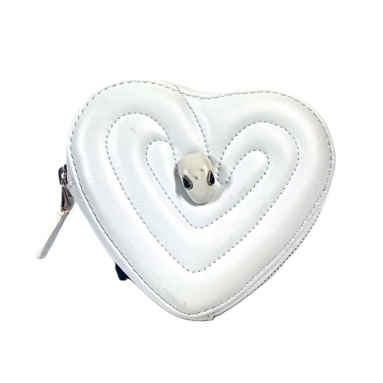 Bvlgari Coin Purse/ Coin Case Leather: Bvlgari Coin Purse/ Coin Case Leather Bvlgari Coin Purse/ Coin Case Leather is a stylish and elegant accessory made from high-quality white leather. Measuring 9cm x 11.5cm, this compact coin purse