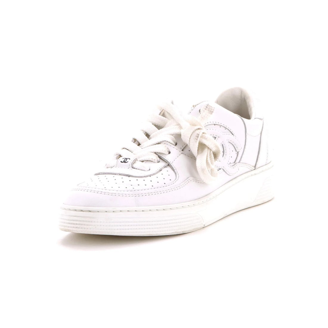 Sneakers Low-Top Women's Leather Logo Chanel: Sneakers Low-Top Women's Leather Logo Chanel White leather logo sneakers from Chanel. Featuring a classic low-top design with a signature logo on the upper, these shoes are made from high-quality