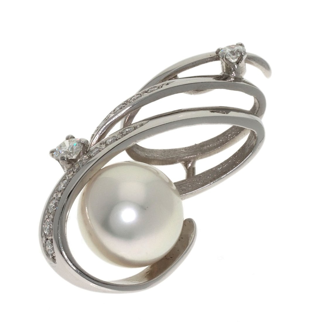 Mitsuo Kaji Pearl Diamond Pendant Top Platinum Pt900: Mitsuo Kaji Pearl Diamond Pendant Top Platinum Pt900 Top-quality platinum pendant showcases a stunning D-cut pearl, totaling 0.31ct in carat weight. The pendant's silver exterior is crafted from