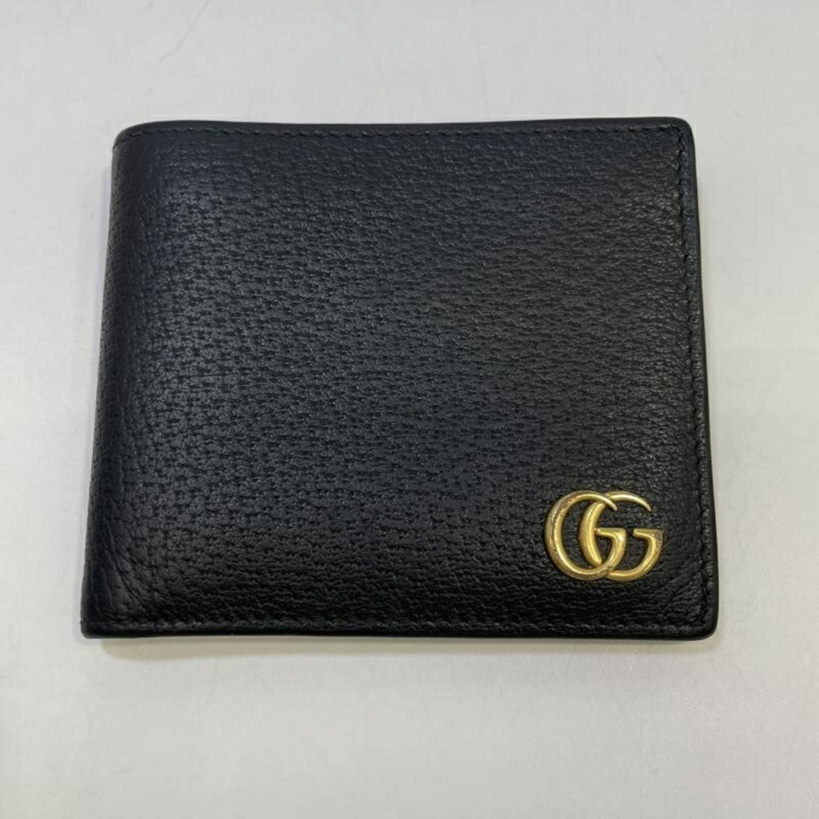Gucci Wallet (Bi-Fold) Leather: Gucci Wallet (Bi-Fold) Leather Black Gucci bi-fold leather wallet with classic design, measuring 9.5cm x 11cm x 2cm. Made from high-quality leather, this wallet features a timeless style that suits