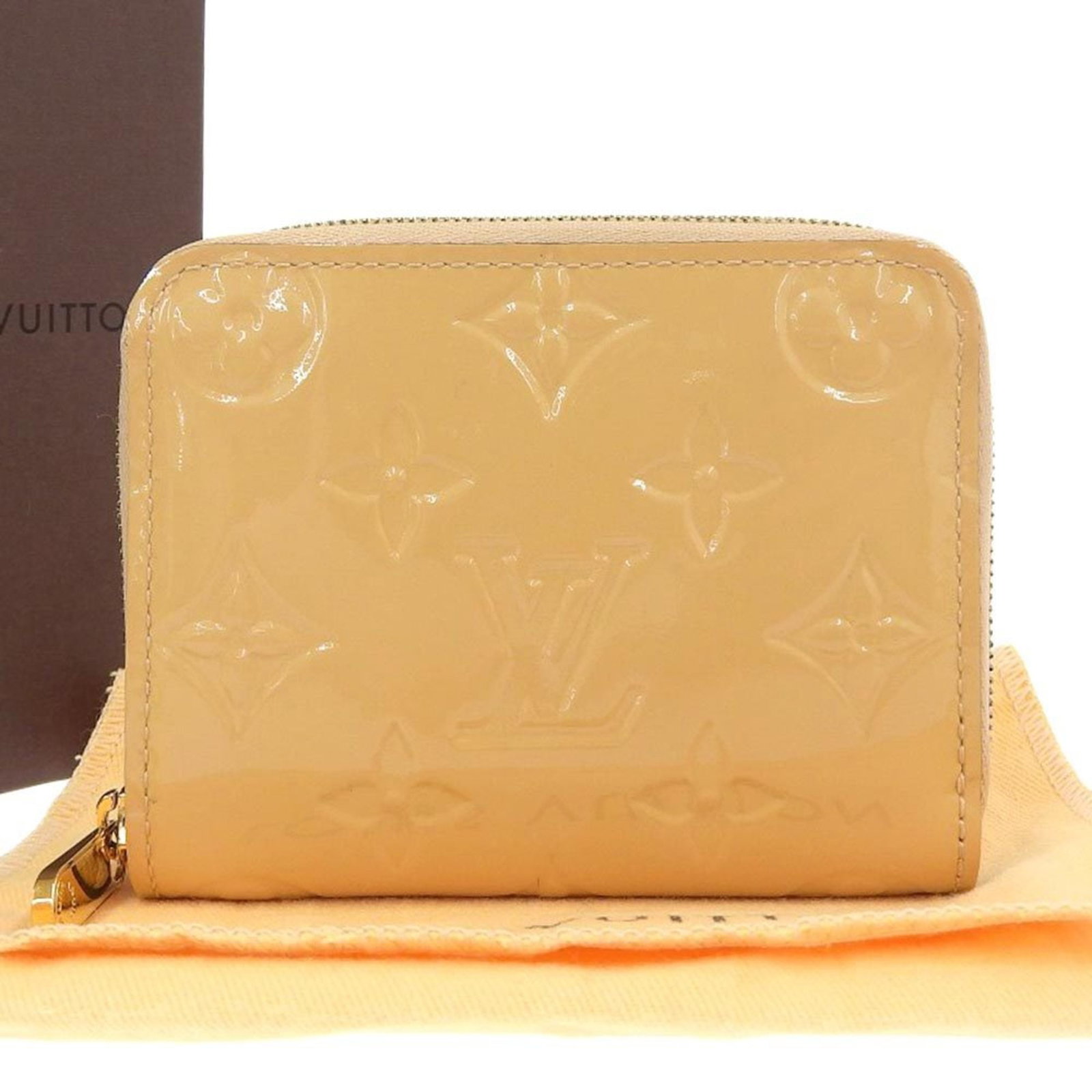 Louis Vuitton Monogram Vernis Coin Case Purse: Louis Vuitton Monogram Vernis Coin Case Purse The Louis Vuitton Monogram Vernis Coin Case Purse is a stylish and compact accessory featuring the iconic Monogram Vernis pattern in beige and Dune hues. 
