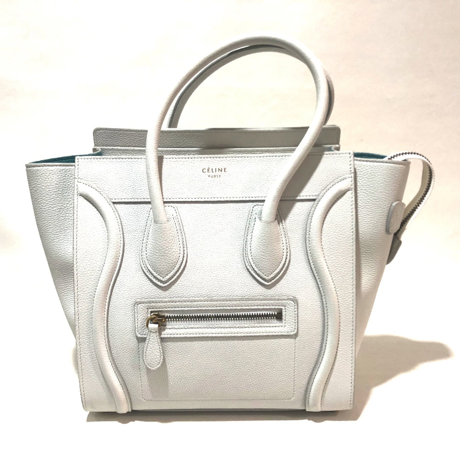 Celine Handbag Leather: Celine Handbag Leather White Celine Handbag Made of High-Quality Leather, Measuring 26cm x 26cm x 13cm, Features a Signature and Comes with a 46cm Long Handle. This Classic Design is a Timeless