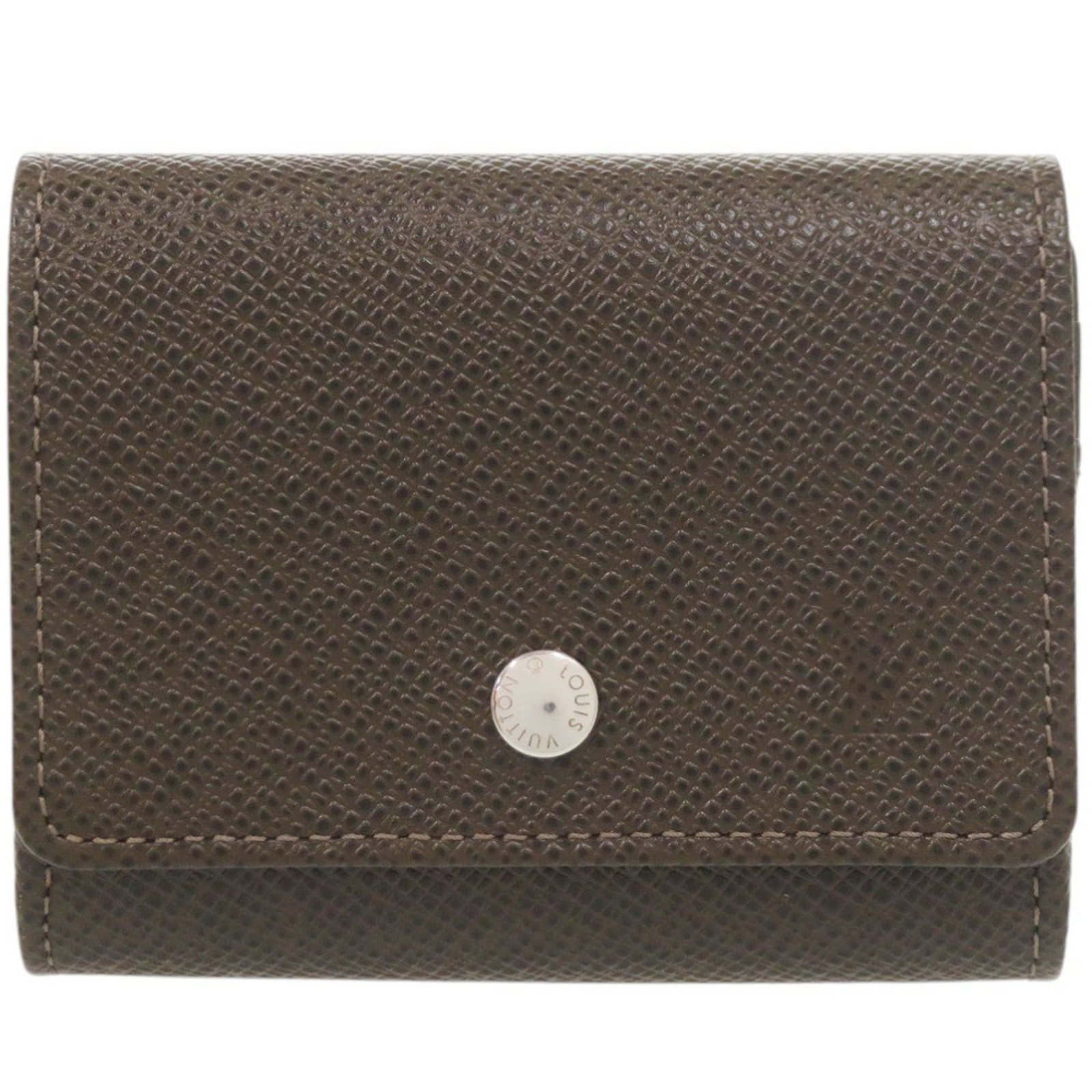Coin Purse Case Leather Taiga Coin Louis Vuitton: Coin Purse Case Leather Taiga Coin Louis Vuitton Taiga leather coin purse case from Louis Vuitton, crafted in brown Grizzly finish, measures 8cm x 10cm x 2cm. This compact, structured accessory