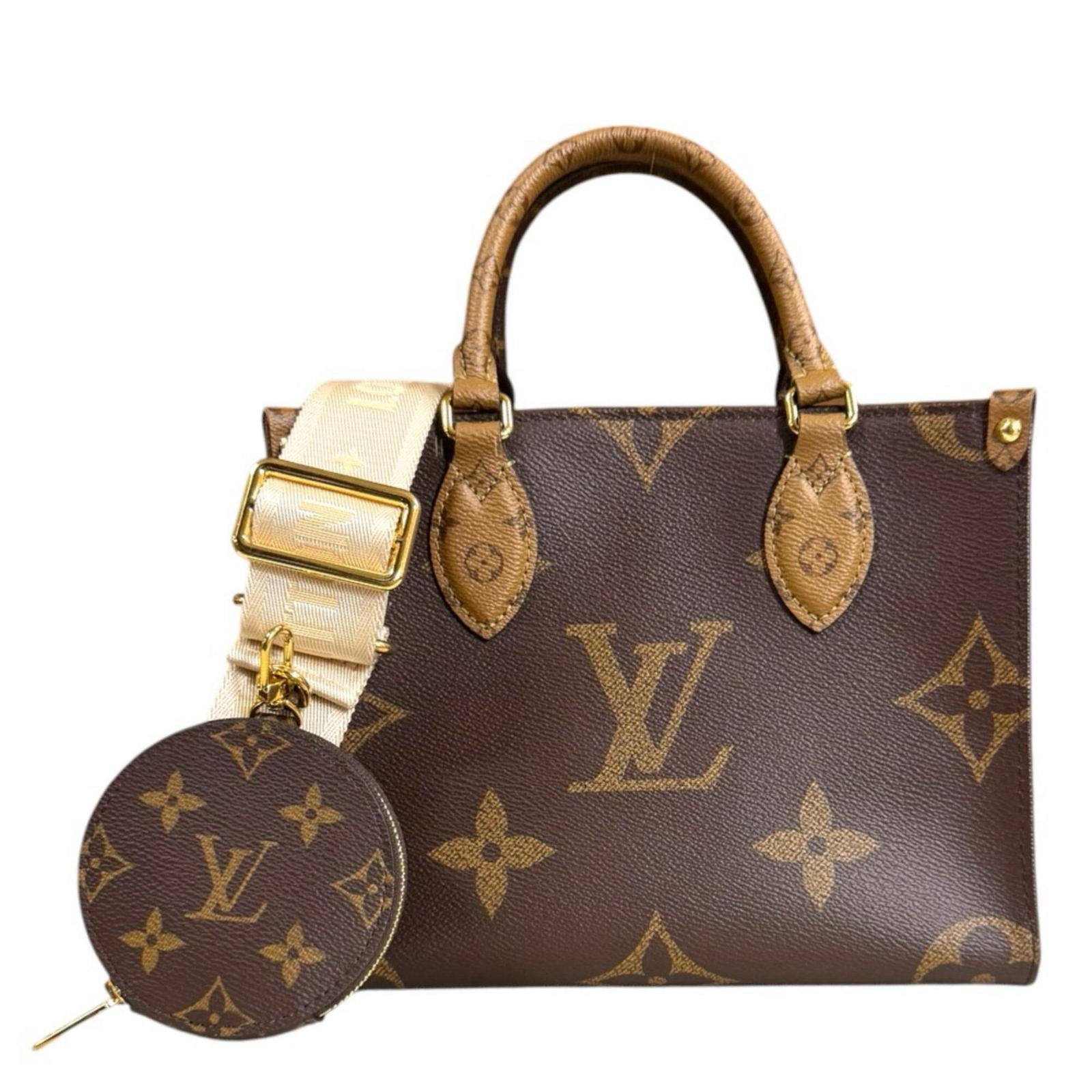 Shoulder Bag Monogram Louis Vuitton: Shoulder Bag Monogram Louis Vuitton Brown Louis Vuitton Monogram Shoulder Bag, 19cm x 24.5cm x 10.5cm, 690g, 25cm handle, 80cm - 117cm strap length. This classic shoulder bag features the iconic Louis