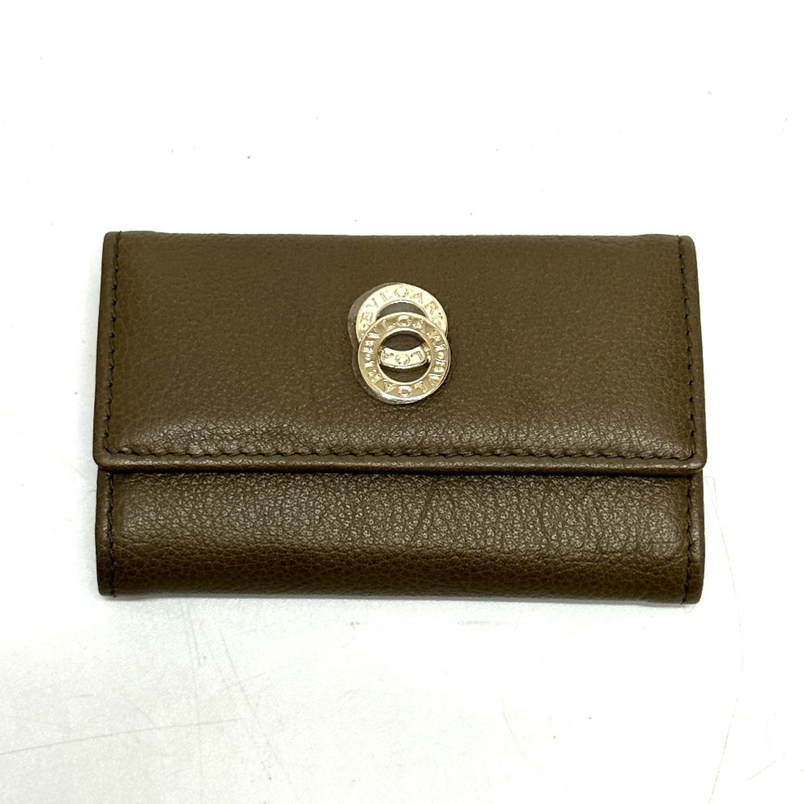 Bvlgari leather keycase: Bvlgari leather keycase Brown Bvlgari leather keycase with a classic design, measuring 10.5cm x 6cm and 4.1cm x 2.4cm. Made from high-quality leather, this keycase is a stylish accessory for everyday