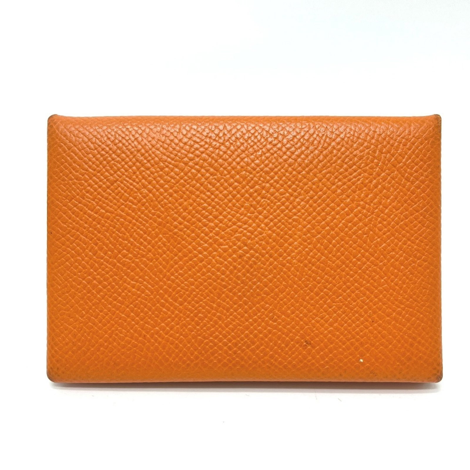 Epsom Leather Card Case Hermes: Epsom Leather Card Case Hermes Epsom leather card case from the iconic French brand Hermes, crafted with high-quality materials and precision. Measuring 7cm x 10.3cm, this compact case features a