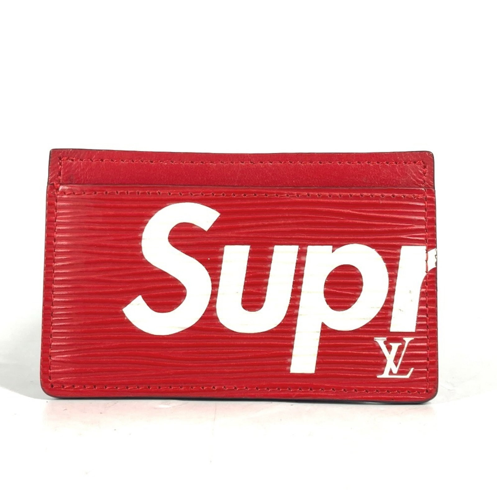 Epi Leather Card Case Louis Vuitton: Epi Leather Card Case Louis Vuitton Red Epi leather card case from Louis Vuitton, measuring 6.2cm x 10cm. Made from high-quality Epi leather, this card case features a classic design with a bold red