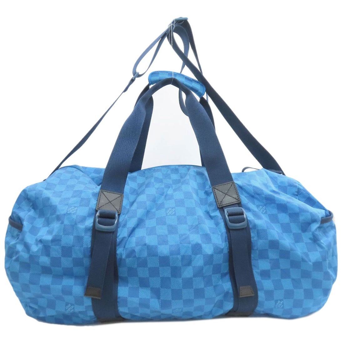 Louis Vuitton M97057 Plat Ktical Boston Bag Damier Van Tulle: Louis Vuitton M97057 Plat Ktical Boston Bag Damier Van Tulle Blue Damier Van Tulle exterior, a classic Louis Vuitton design, makes this Boston bag a timeless choice. The iconic style and signature pat