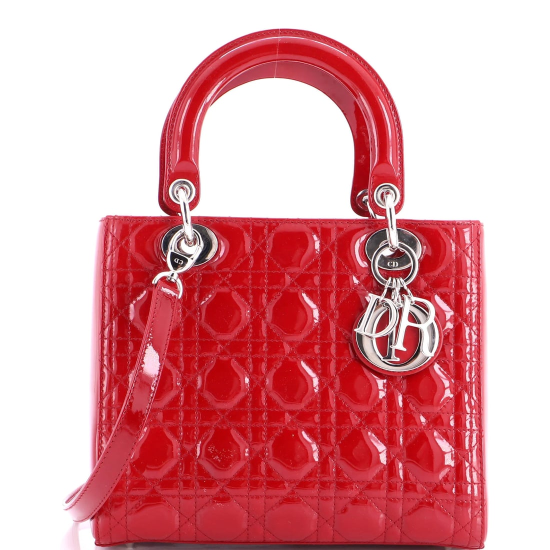 Lady Dior Bag Cannage Medium Patent Quilt Christian: Lady Dior Bag Cannage Medium Patent Quilt Christian The Lady Dior Bag Cannage Medium Patent Quilt in red patent leather is a striking medium-sized bag with a quilted design and top handle. Its exterio