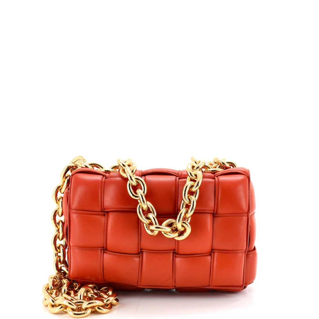 Maxi Intrecciato Leather Crossbody Bag Cassette Chain Bottega Veneta: Maxi Intrecciato Leather Crossbody Bag Cassette Chain Bottega Veneta Bottega Veneta's Cassette Chain Crossbody Bag boasts a vibrant orange exterior made from maxi intrecciato leather, a signature