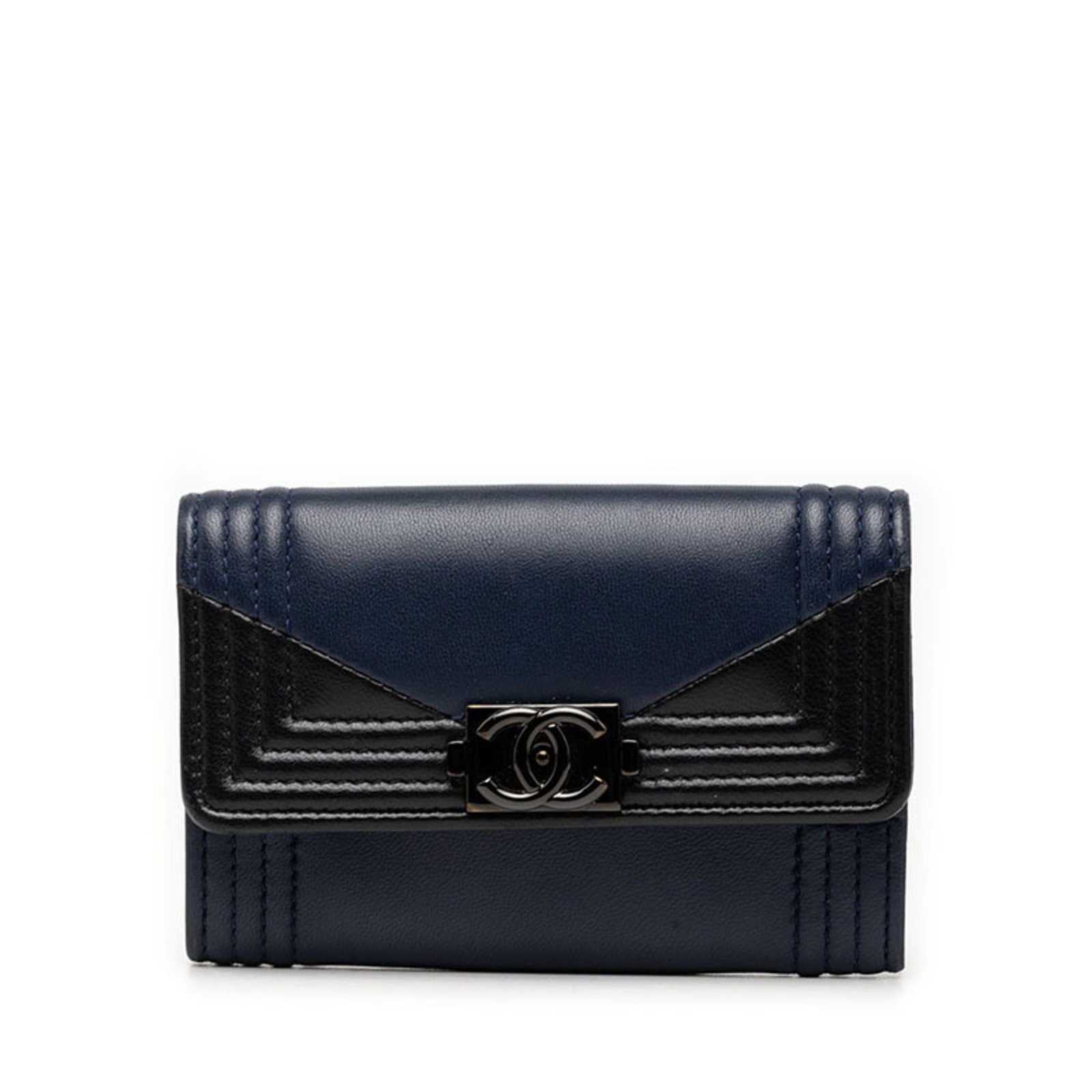 Chanel Card Case Leather: Chanel Card Case Leather Black or Navy lambskin leather card case from Chanel, measuring 7.5cm x 11cm x 1cm. This compact, stylish case is made from high-quality lambskin leather, adding a touch of