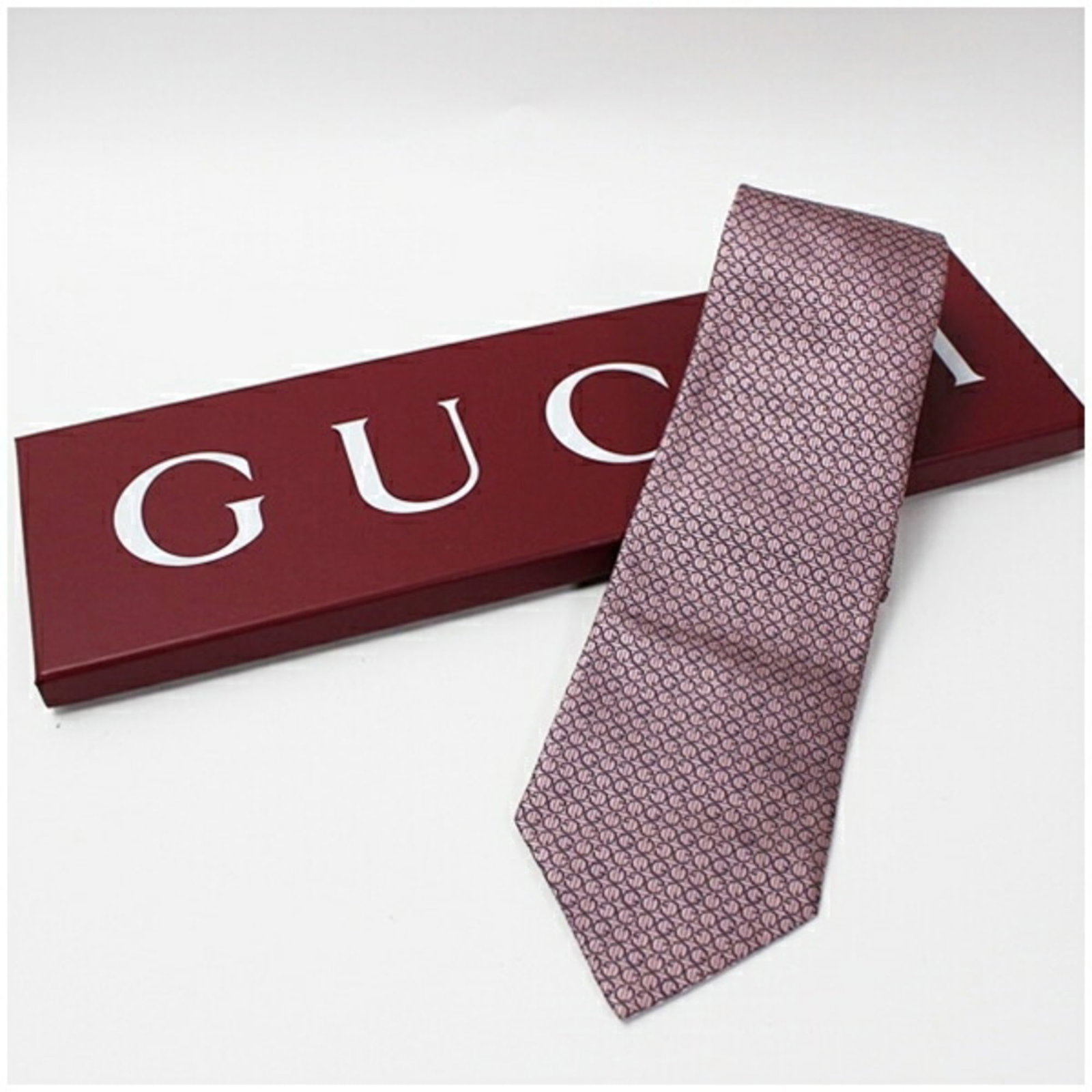 Silk cravat Gucci: Silk cravat Gucci Silk cravat from Gucci, available in gray and pink. Made from high-quality silk, this cravat features a classic design with a width of 9.5cm. Item Specifics: Brand: Gucci Type: