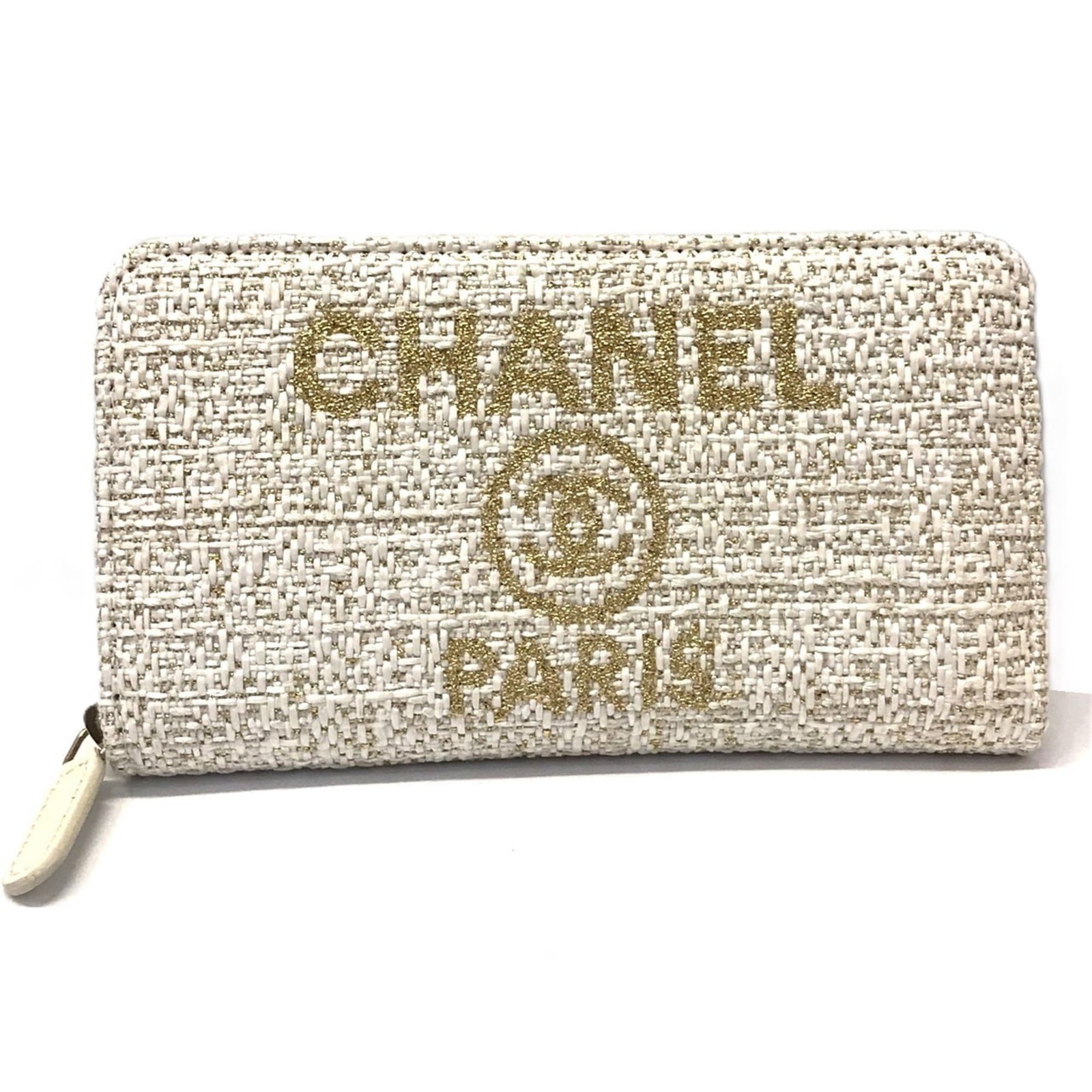 Chanel Coin Purse/ Coin Case Tweed: Chanel Coin Purse/ Coin Case Tweed Tweed fabric wraps around a sleek, compact design, housing a coin purse with a subtle chain strap. The crisp white color and classic Chanel style make this a