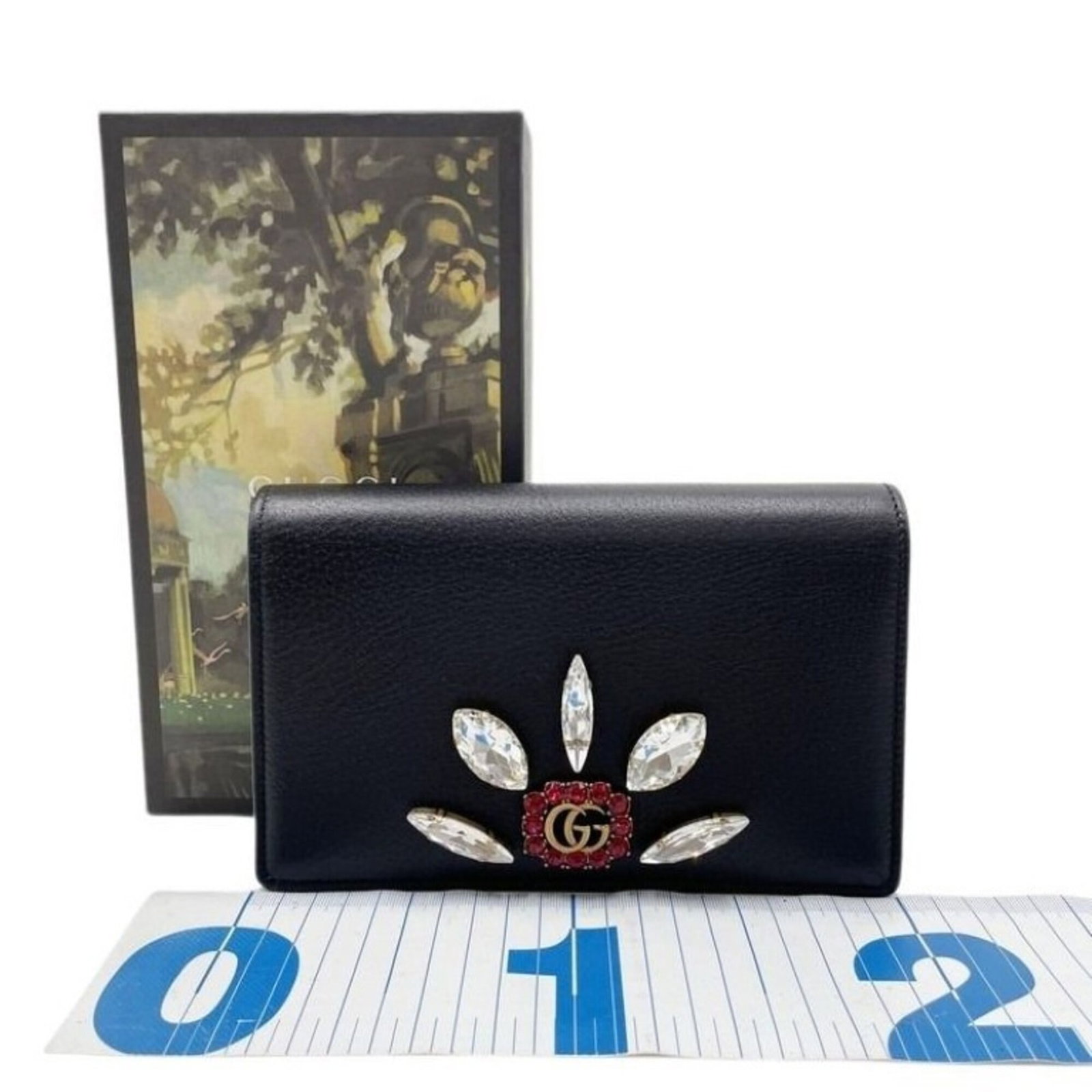 Shoulder Bag Leather: Shoulder Bag Leather This black leather shoulder bag from Gucci features a sleek design with a 13cm x 20cm x 4cm size. The bag's material is made from high-quality leather, and it bears a signature fr