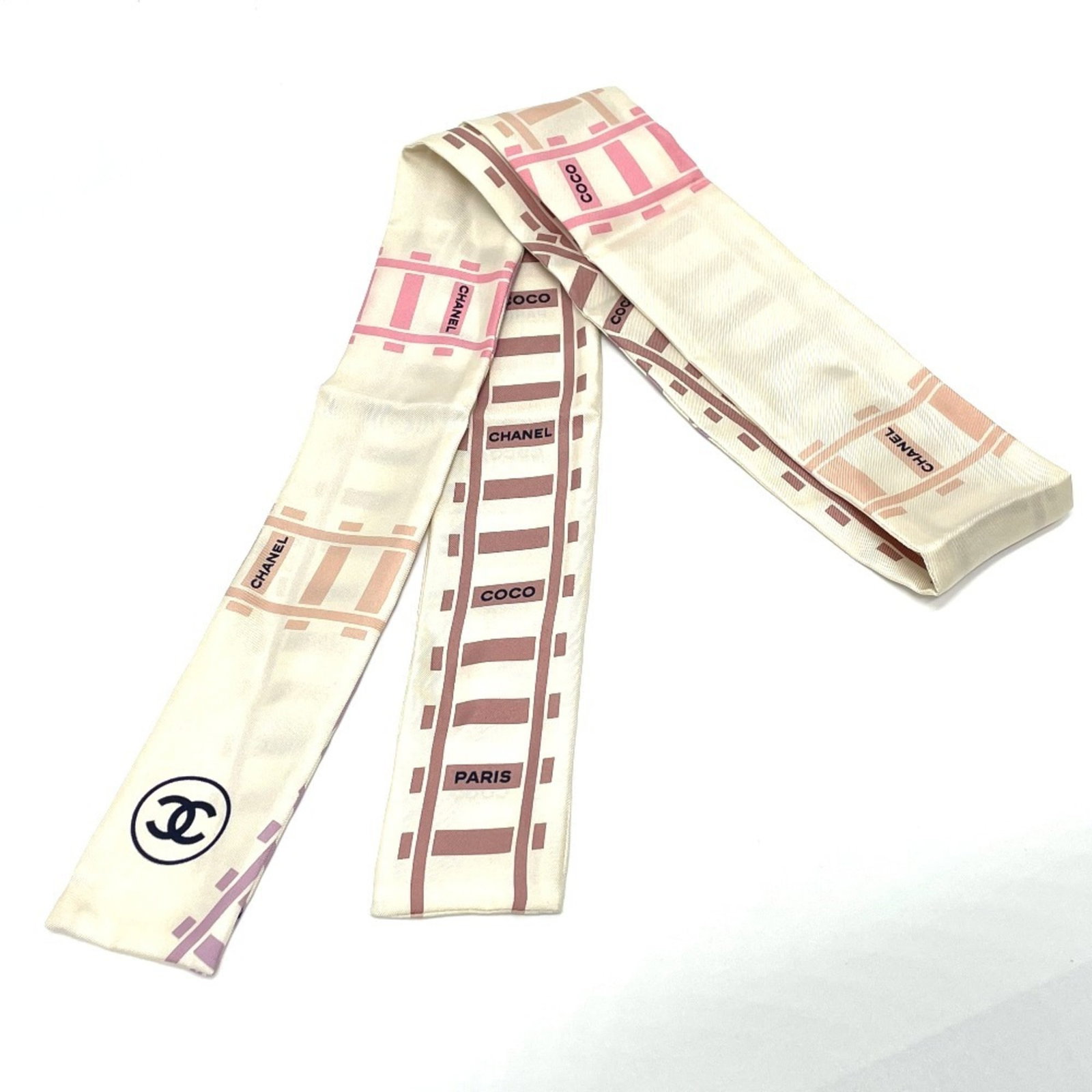 Silk Scarf Chanel: Silk Scarf Chanel Silk Scarf from Chanel features a crisp white color and a luxurious silk material, measuring 1.22m x 5.8cm. This elegant accessory boasts a classic design, perfect for adding a touch