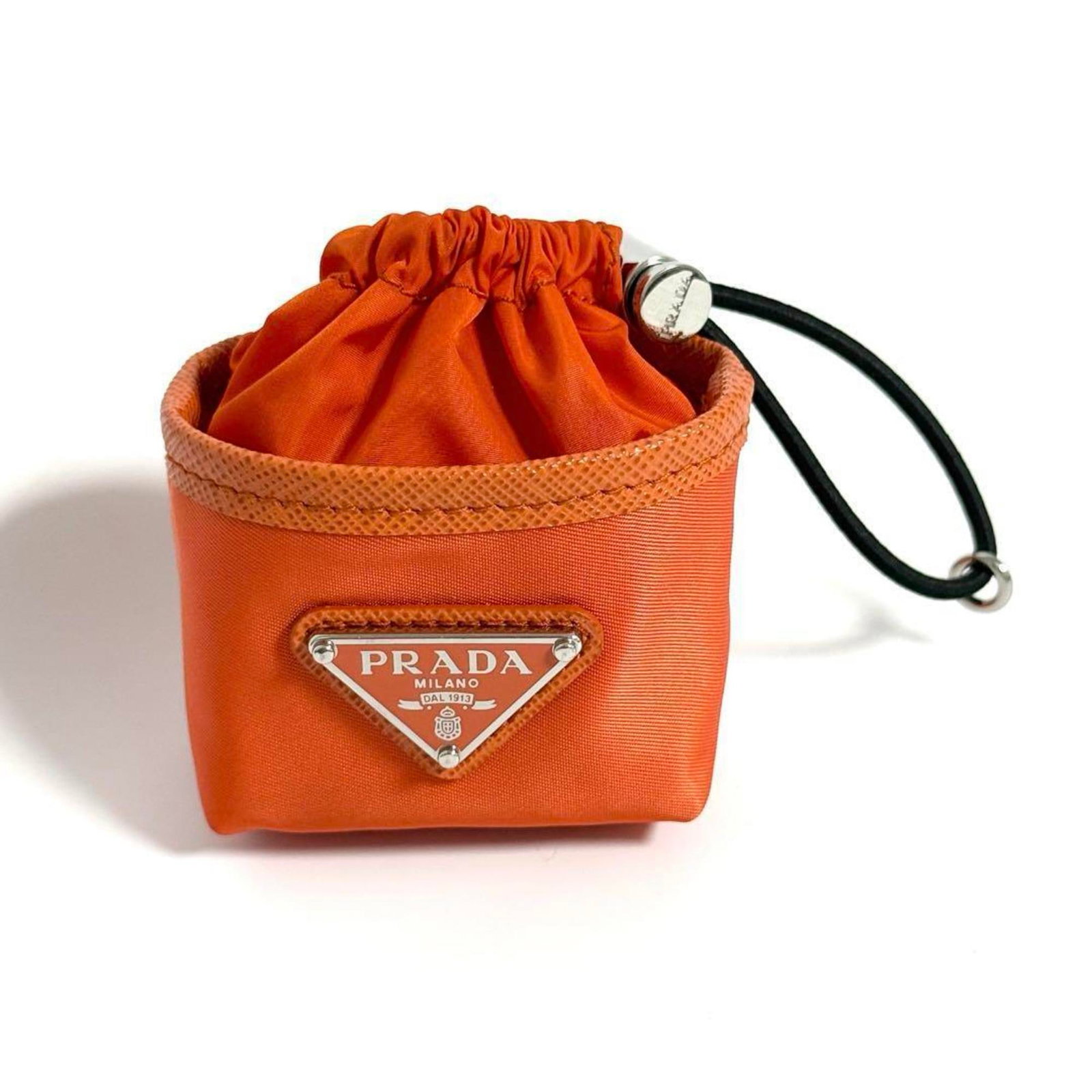 Keyring Nylon Prada: Keyring Nylon Prada Keyring Nylon Prada is made from high-quality nylon, measuring 6cm x 3.5cm in size. This compact accessory comes in a sturdy box, providing a convenient way to carry a small item. 