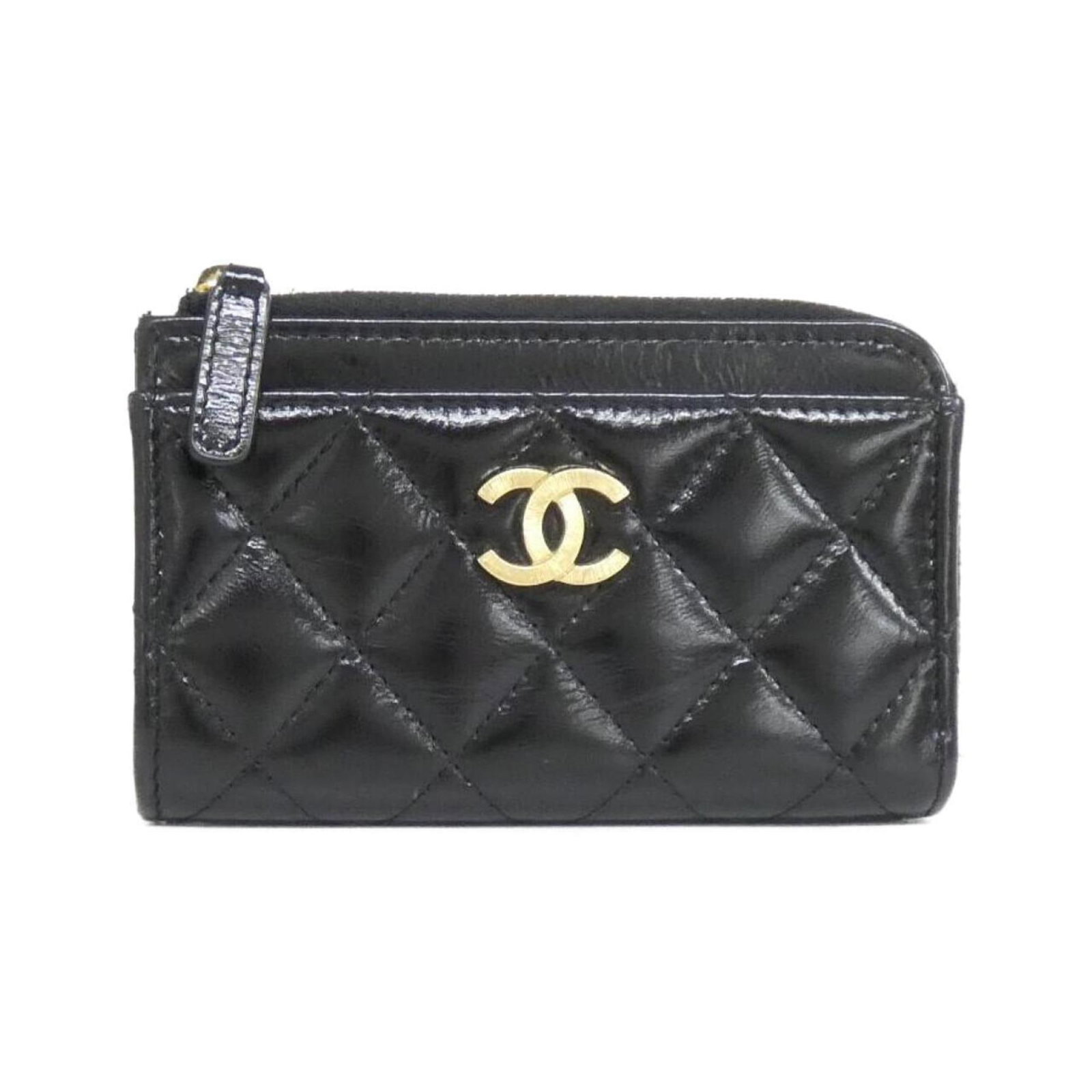 Case Card Chanel: Case Card Chanel The Case Card Chanel is a sleek and sophisticated accessory, featuring a black finish and a compact size that makes it easy to carry. This card case comes with a luxurious box and dus