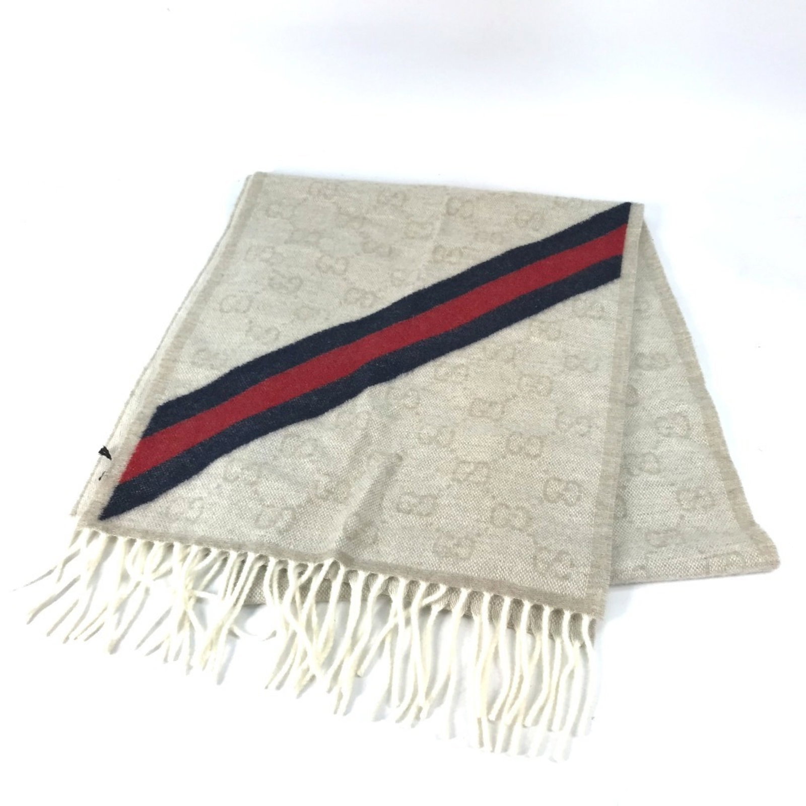 Stole Wool from Gucci: Stole Wool from Gucci Stole wool from Gucci is a unique piece made from 100% wool, measuring 1.9m x 37cm. This natural fiber stole is available in a classic beige color, providing a versatile