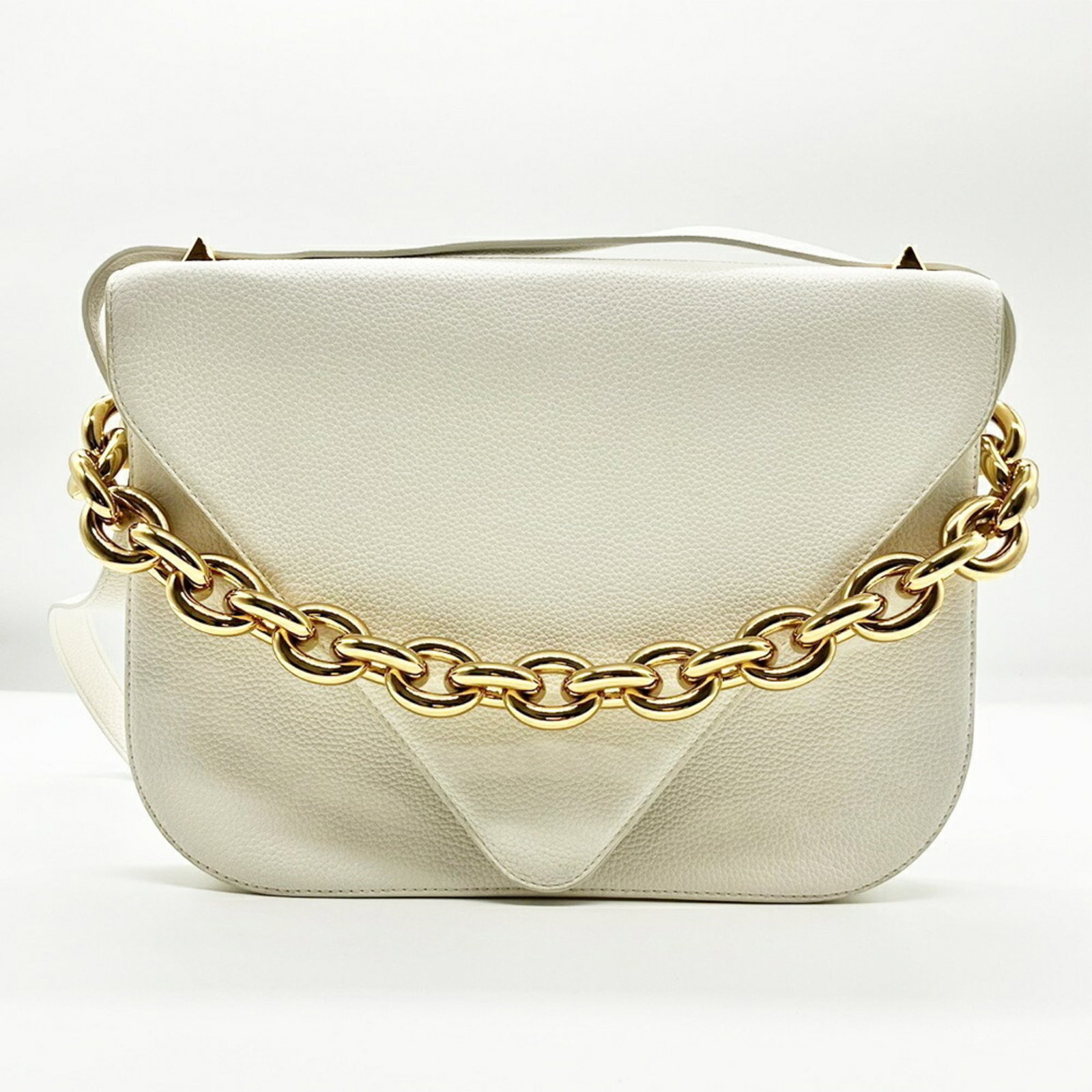 Veneta Leather Handbag Bag Shoulder: Veneta Leather Handbag Bag Shoulder White leather shoulder bag with 18cm handle and adjustable strap length. Made from high-quality Bottega Veneta leather, this stylish bag features a classic design
