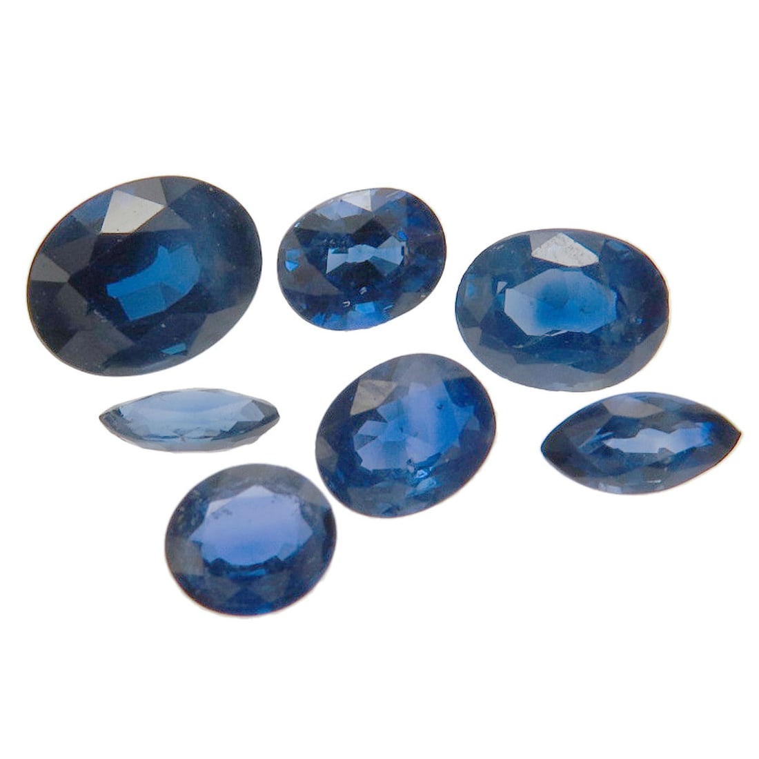 Sapphire Loose Blue 0.7G: Sapphire Loose Blue 0.7G Sapphire Loose Blue 0.7G - A stunning blue sapphire weighing 3.51ct, showcasing its vibrant color and natural beauty in a loose setting. This blue gemstone type is a