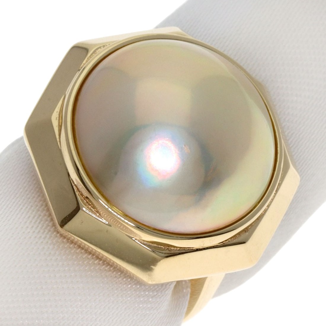 Yellow Gold Pearl Ring K14 Tasaki Mabe: Yellow Gold Pearl Ring K14 Tasaki Mabe K14 Yellow Gold Pearl Ring features a stunning pearl set in a delicate gold band, showcasing the beauty of the pearl against the warm glow of 14k yellow gold. Th