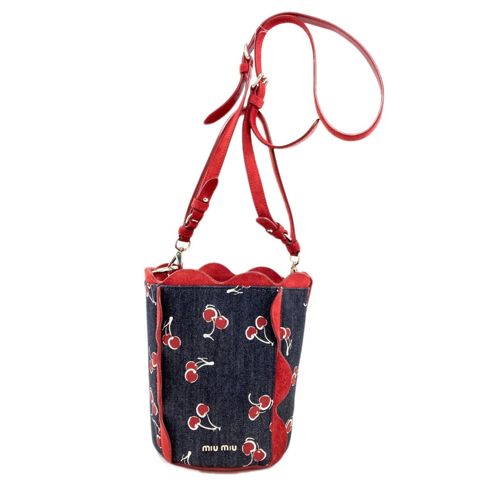 Shoulder Bag Denim Pouch Miu: Shoulder Bag Denim Pouch Miu Denim shoulder bag with a pouch design, available in blue and red colors. This stylish bag measures 19.5cm x 14.5cm x 14.5cm and features a classic denim material. Item