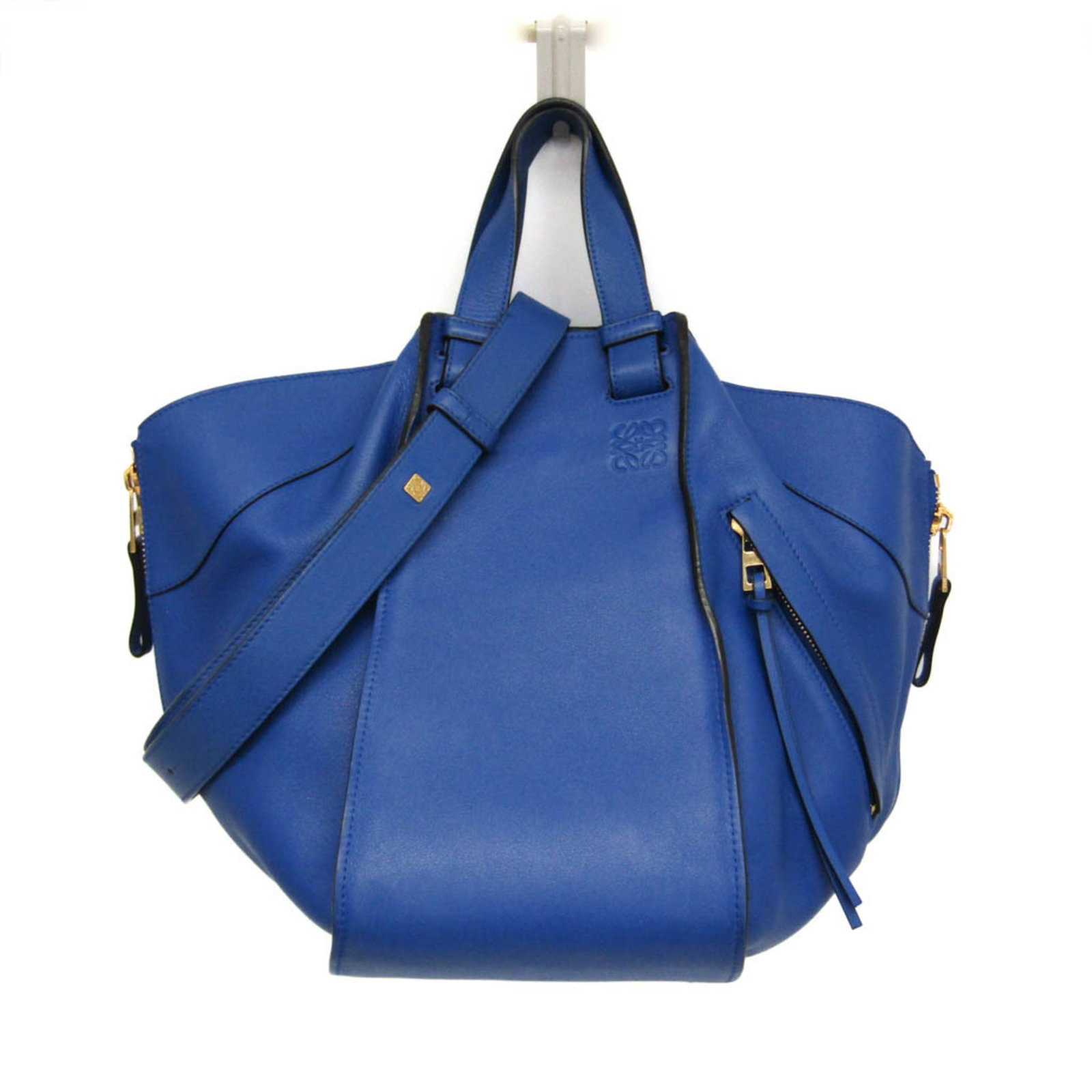 Shoulder Bag Leather Loewe Handbag: Shoulder Bag Leather Loewe Handbag The Loewe Hammock shoulder bag is a stylish and versatile leather handbag from Spain, featuring a blue color and open pocket for added convenience. With its medium