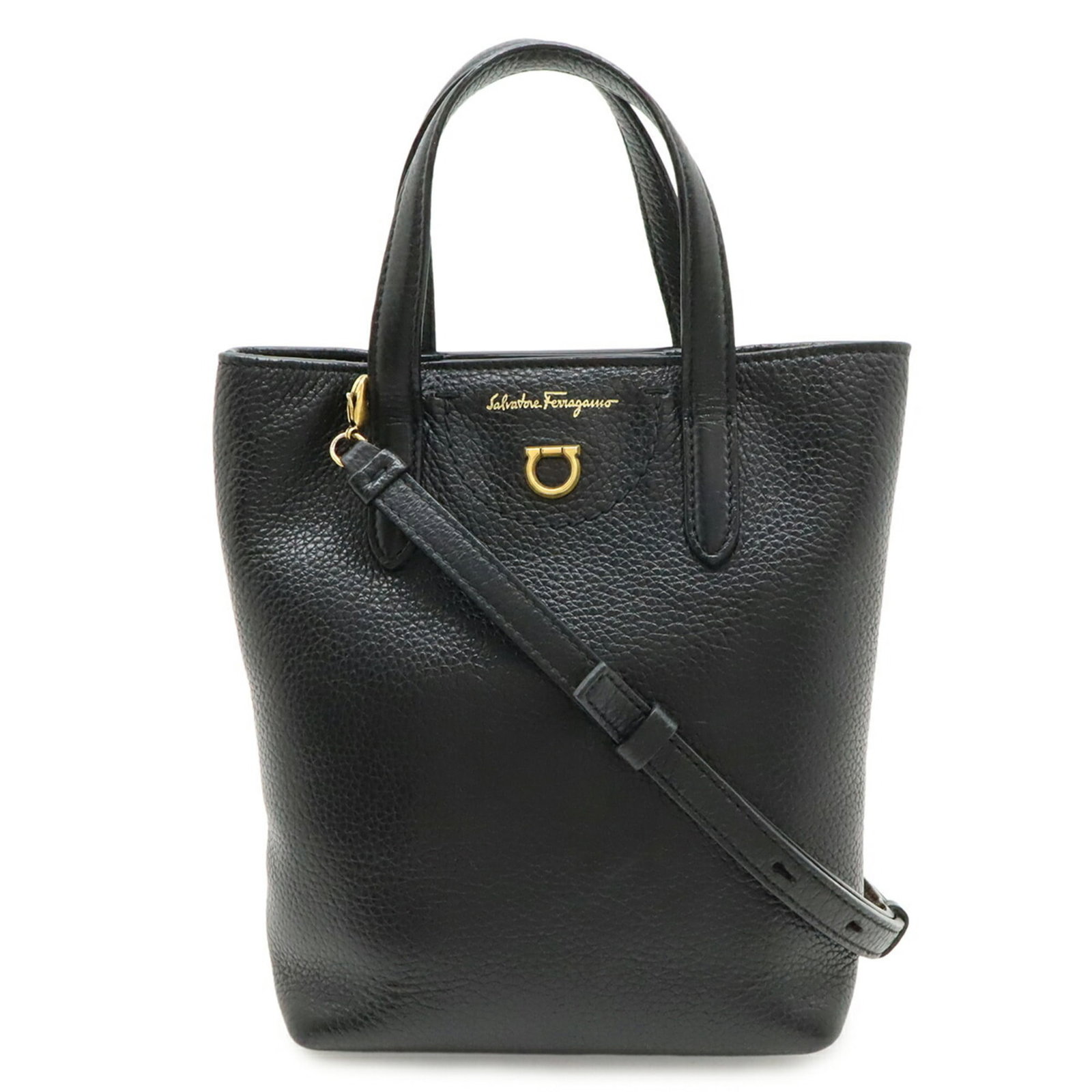 Ferragamo Salvatore Handbag Leather Bag Shoulder: Ferragamo Salvatore Handbag Leather Bag Shoulder Black leather shoulder bag from Salvatore Ferragamo, measuring 19cm x 14.5cm x 7cm, featuring a sleek and sophisticated design. The bag's classic