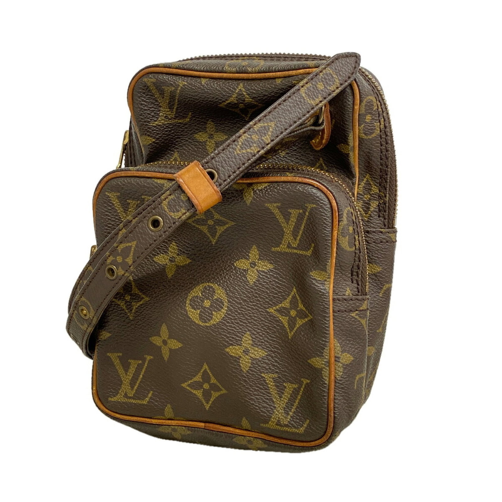 Shoulder Bag by Louis Vuitton: Shoulder Bag by Louis Vuitton Brown Louis Vuitton shoulder bag with dimensions 18cm x 12cm x 8cm. This bag features a classic design with a signature brown color. Made with a durable construction, it 