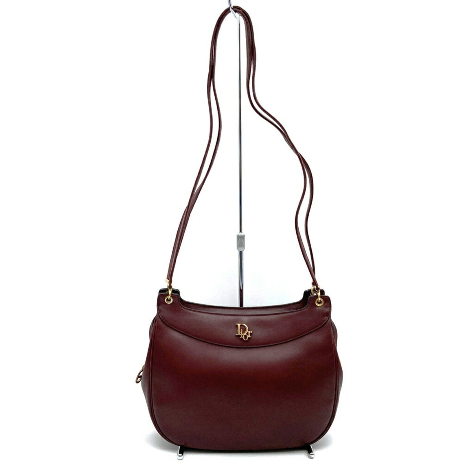 Shoulder Bag Leather Christian Dior: Shoulder Bag Leather Christian Dior This red leather shoulder bag from Christian Dior features a classic design with clean lines and a timeless aesthetic. Measuring 19cm x 24cm x 6cm, it is a compact 