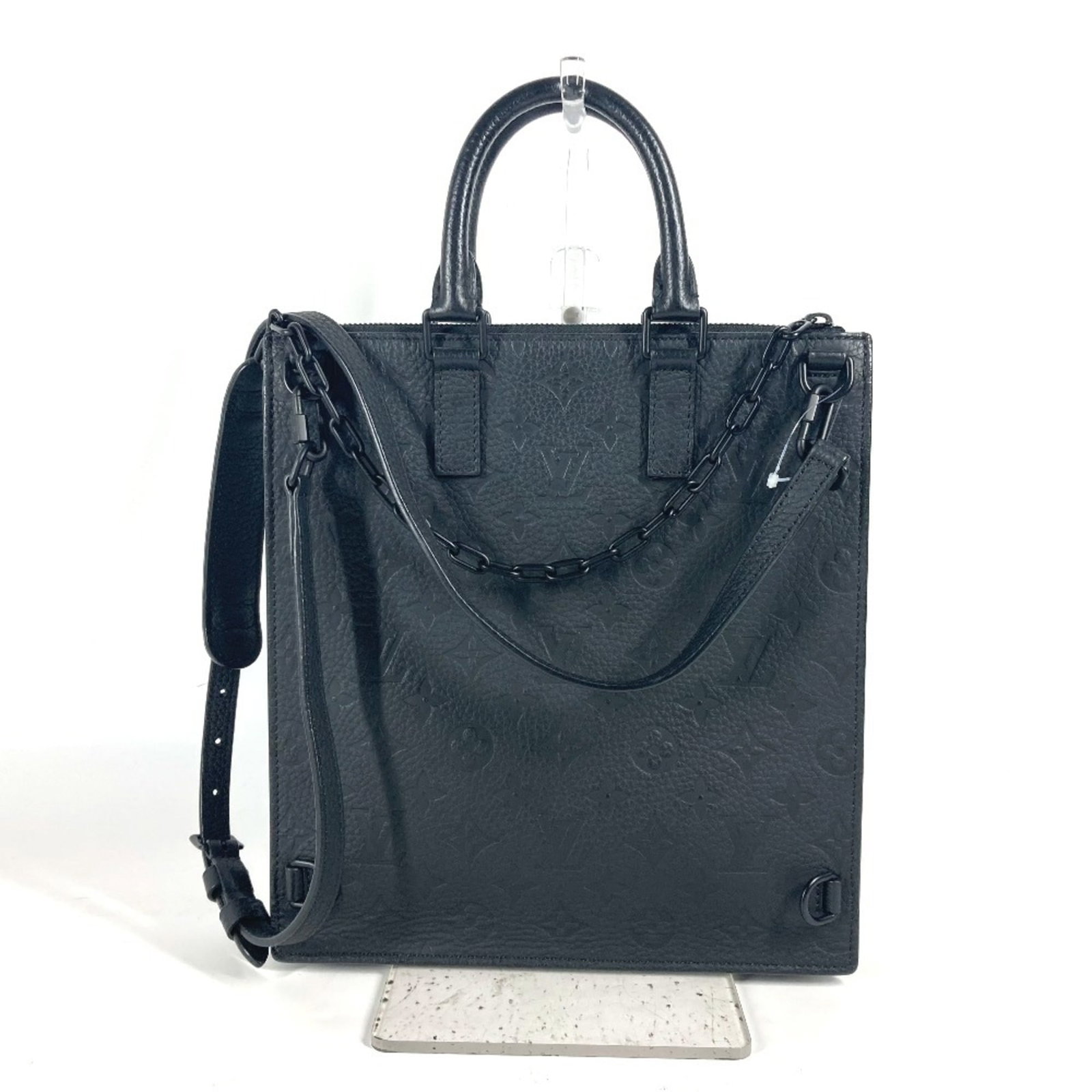 Vuitton Leather Bag Tote Shoulder Louis: Vuitton Leather Bag Tote Shoulder Louis Taurillon leather construction provides a unique texture to this black shoulder bag tote. Measuring 27.5cm x 25.5cm x 6cm, it offers a compact and stylish desig