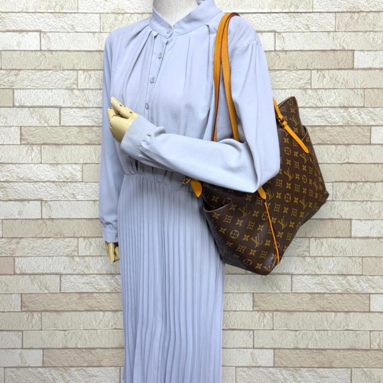 Louis Vuitton Monogram Tote - 2