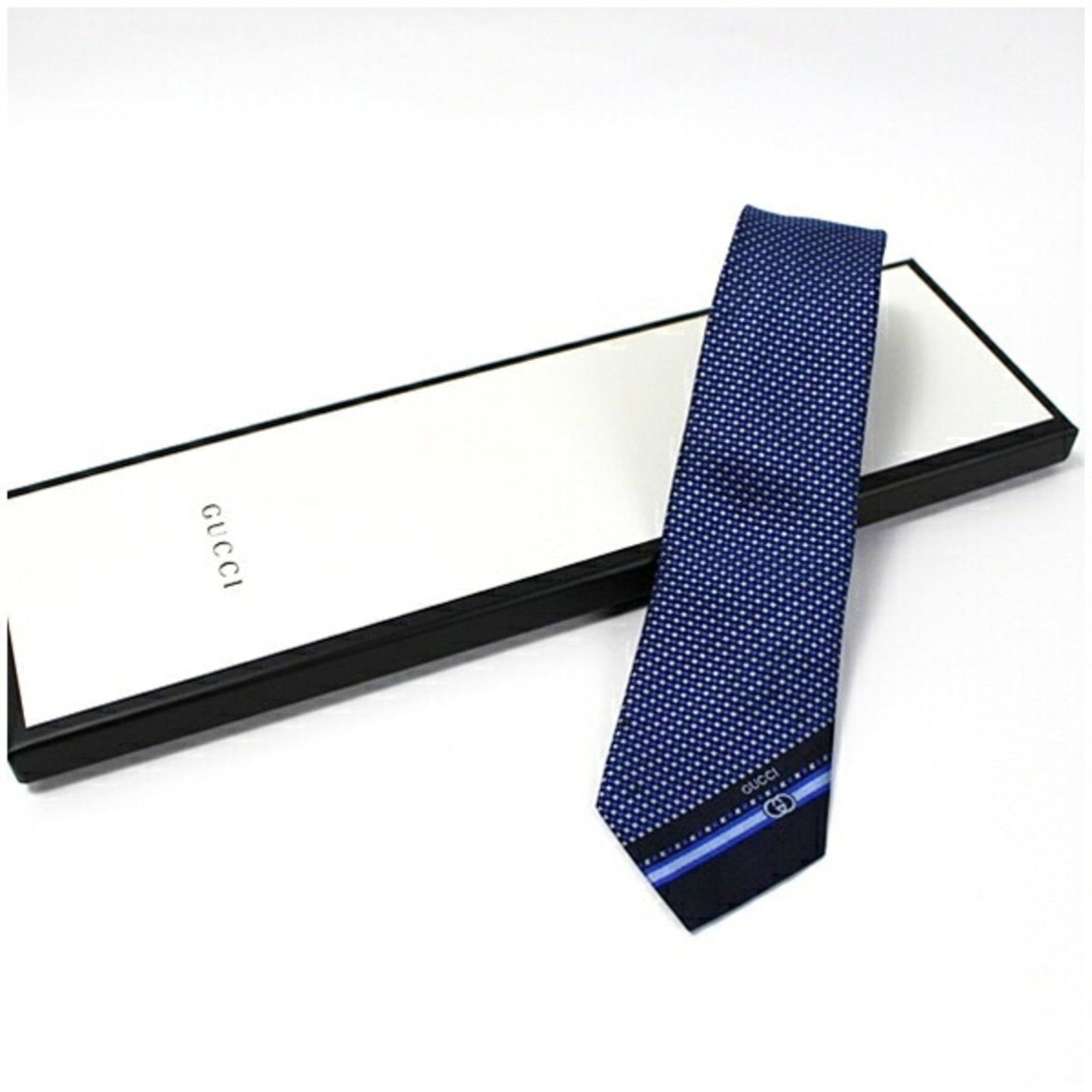 Cravat Gucci: Cravat Gucci Navy blue cravat from Gucci, measuring 7cm in width. Comes in a box. Item Specifics: Brand: Gucci Type: Cravat Gender: Men Color: Navy Width: 7cm / 2.75'' Accessories: Box Product