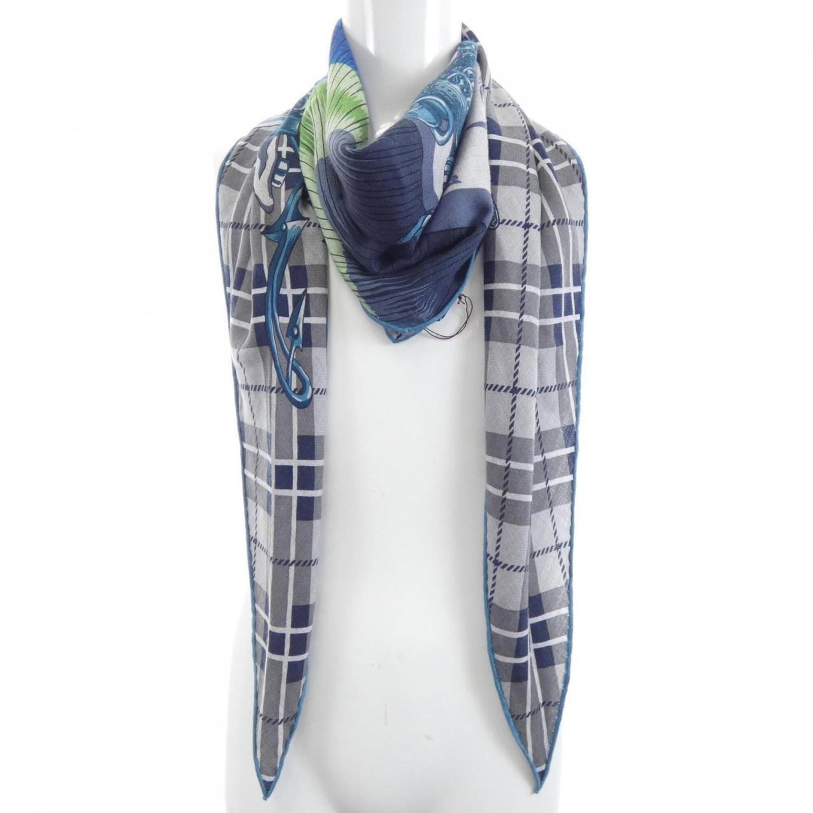 Hermes Stole Silk Cashmere: Hermes Stole Silk Cashmere Blue and Gray Hermes Stole Silk Cashmere: A luxurious stole made from a blend of silk and cashmere, measuring 2.08m x 69cm, offering a stylish and elegant addition to any wa