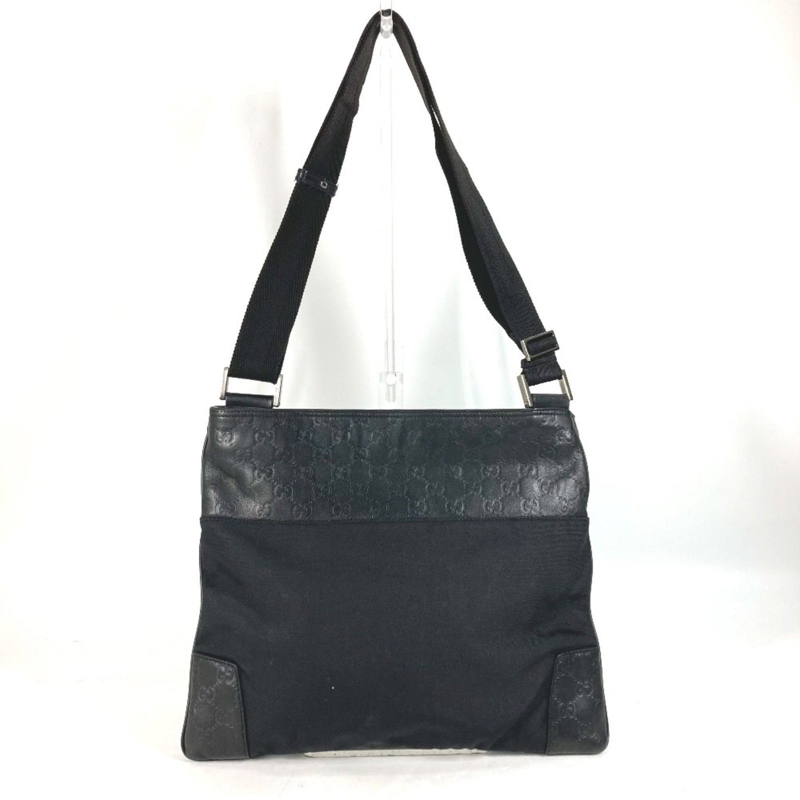 Pochette Bag Leather Gucci Tote Bag Shoulder: Pochette Bag Leather Gucci Tote Bag Shoulder Black leather Gucci pochette bag with a zipper outer pocket, measuring 28cm x 34cm x 1cm. This shoulder bag features a classic design with clean lines and