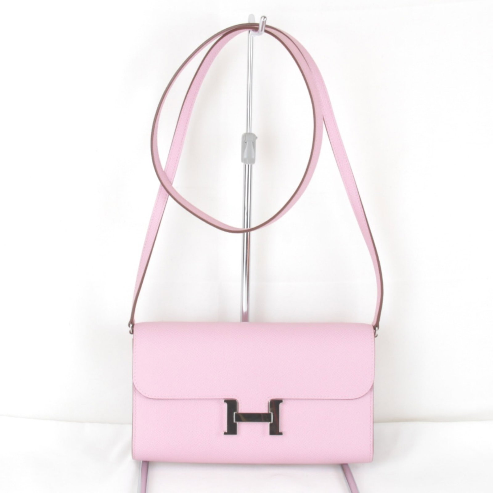 Hermes Pochette Leather Bag: Hermes Pochette Leather Bag Pink leather pochette bag from Hermes, measuring 12cm x 20.5cm x 3cm, with a classic design that showcases the brand's signature craftsmanship. This small shoulder bag