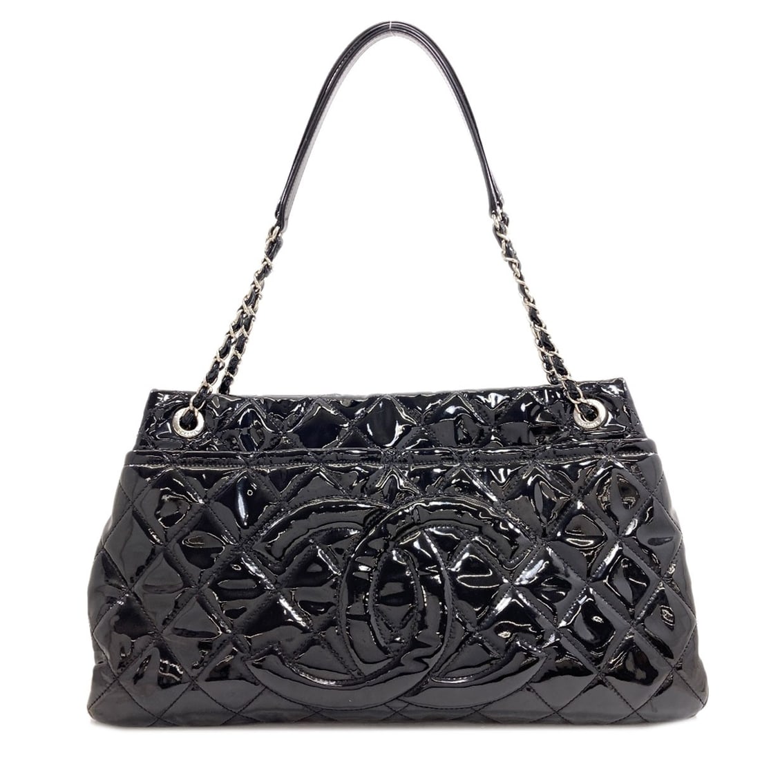 Matelasse Coco Chain Patent Leather Tote Bag Chanel: Matelasse Coco Chain Patent Leather Tote Bag Chanel Patent leather exterior adds a touch of sophistication to this black tote bag, featuring a classic Chanel design. The bag's magnetic closure and