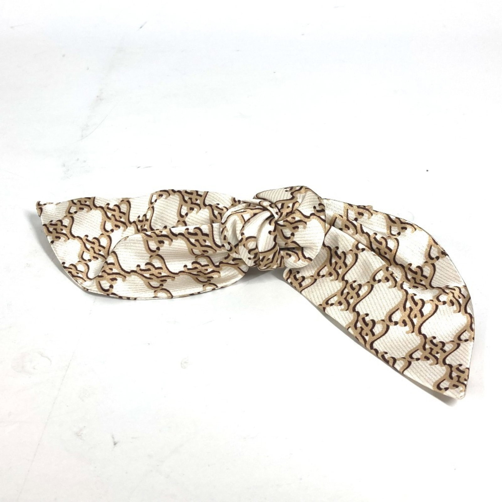 Fendi Silk Barrette: Fendi Silk Barrette Silk from Fendi adorns this elegant barrette, crafted with a subtle beige hue that adds a touch of understated sophistication. The barrette's 21cm x 8.26'' dimensions make it a sty