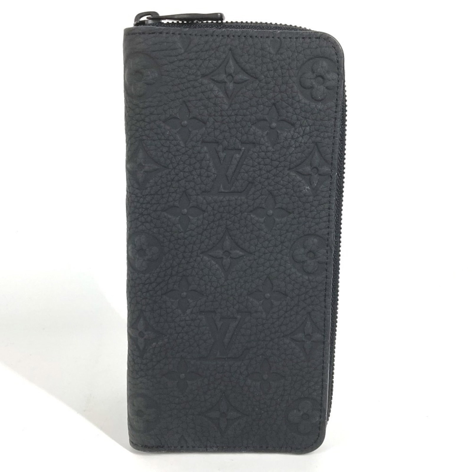 Long Bill Wallet Bi-Fold Monogram Louis Vuitton: Long Bill Wallet Bi-Fold Monogram Louis Vuitton Monogrammed with iconic Louis Vuitton design, this black bi-fold wallet boasts a sleek, long bill design. The luxurious Monogram pattern adds a touch of