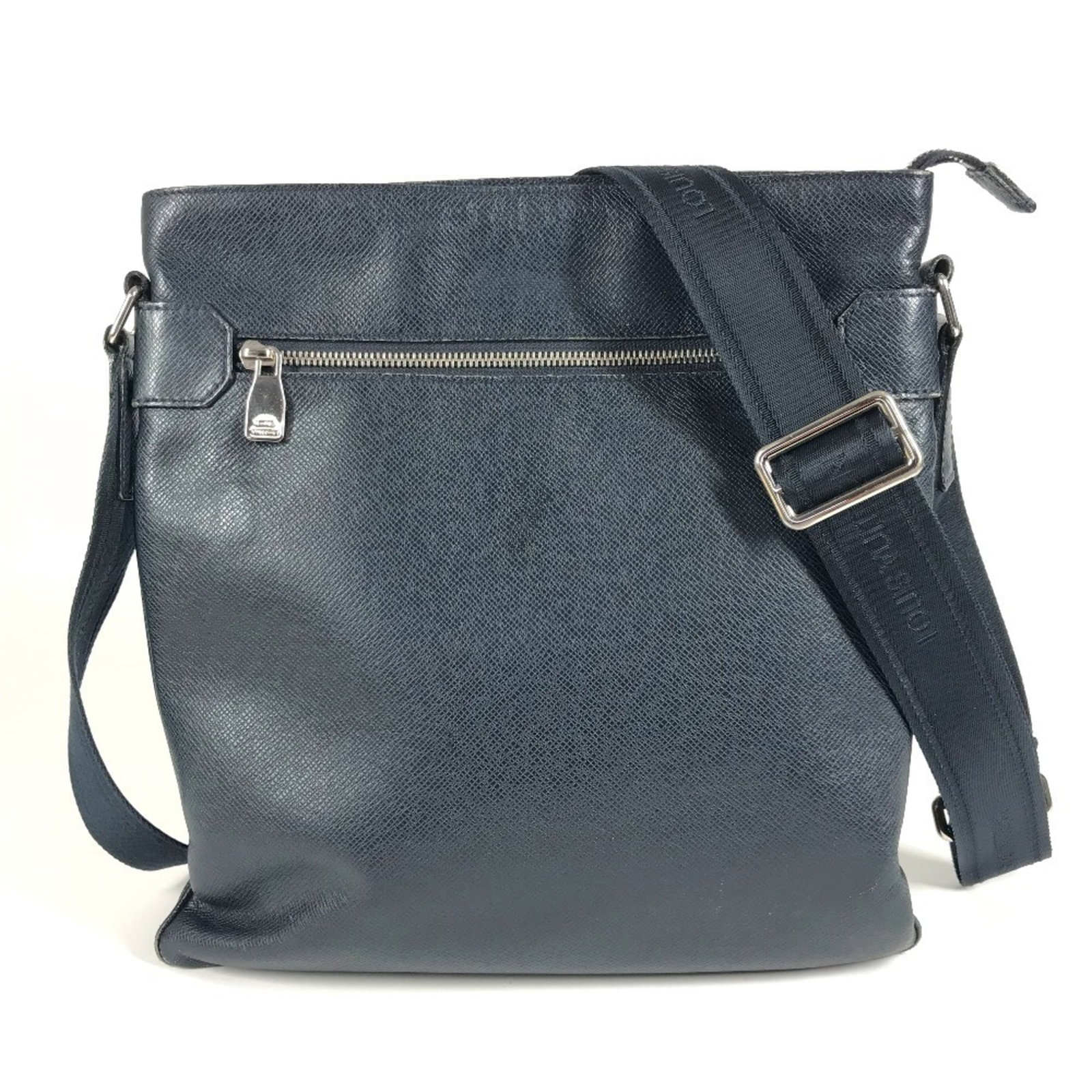 Leather Taiga Pochette Bag Shoulder Louis Vuitton: Leather Taiga Pochette Bag Shoulder Louis Vuitton Taiga Pochette Bag in Boreal and Navy Leather. This Louis Vuitton shoulder bag features the iconic Taiga leather material, a signature design element 