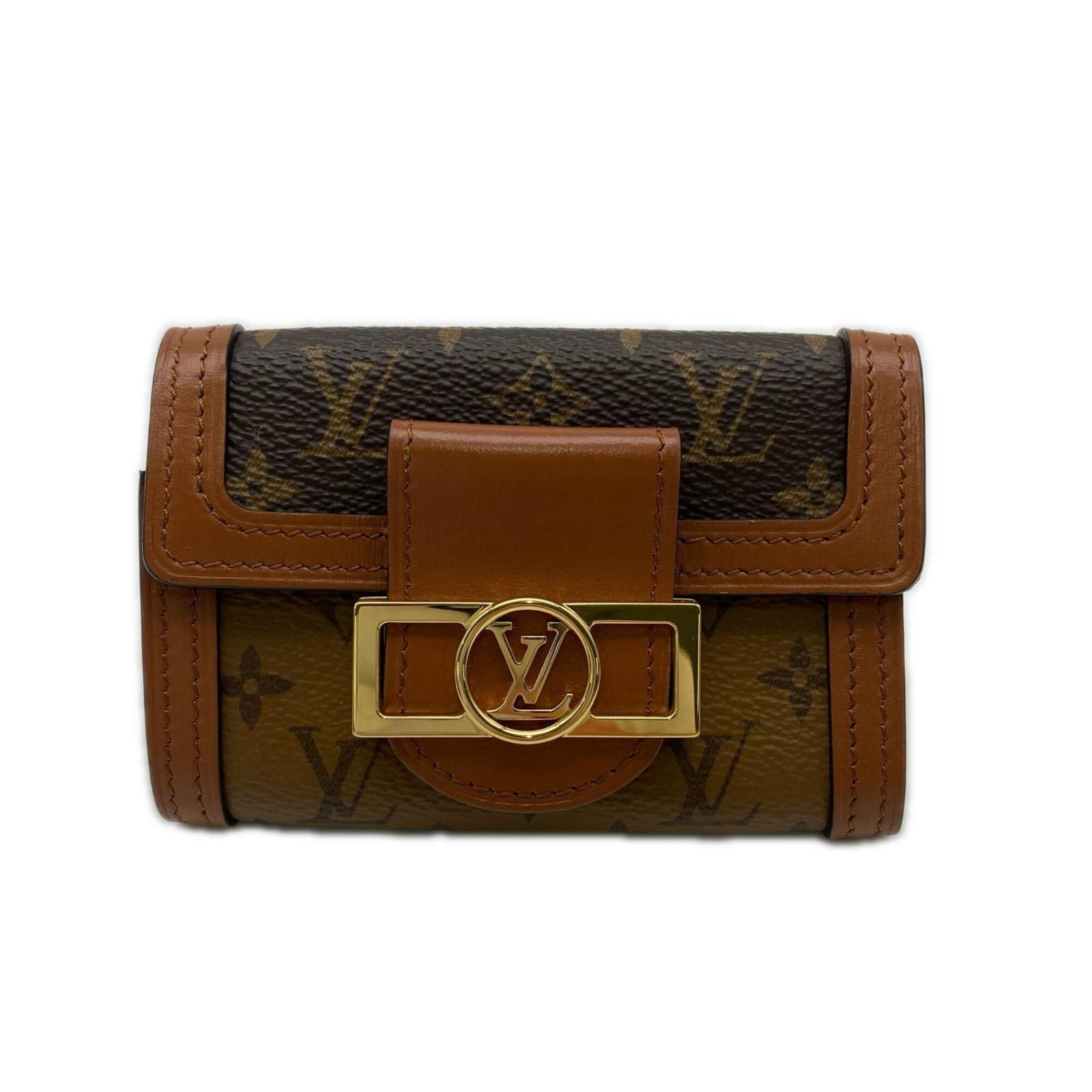 Coated Canvas Leather Keycase Louis Vuitton: Coated Canvas Leather Keycase Louis Vuitton Coated canvas and leather come together in a sleek Louis Vuitton keycase, available in beige and brown hues. This compact accessory measures 7cm x 10.5cm x 