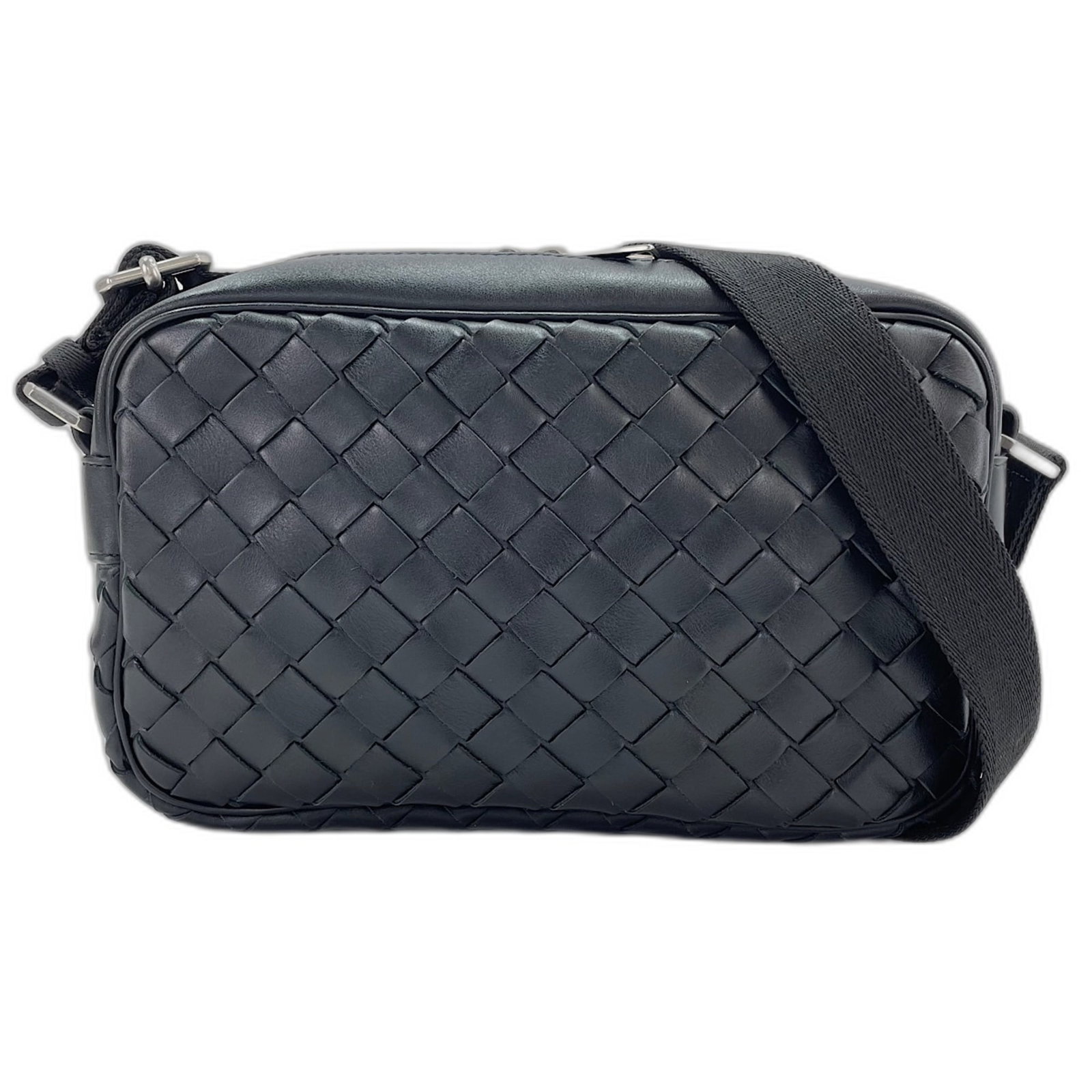 Intrecciato Bag Veneta Bottega: Intrecciato Bag Veneta Bottega Intrecciato Bag Veneta Bottega is a black shoulder bag made from Intrecciato material, featuring a signature that bears a mark. The bag measures 15cm x 24cm x 5.5cm and