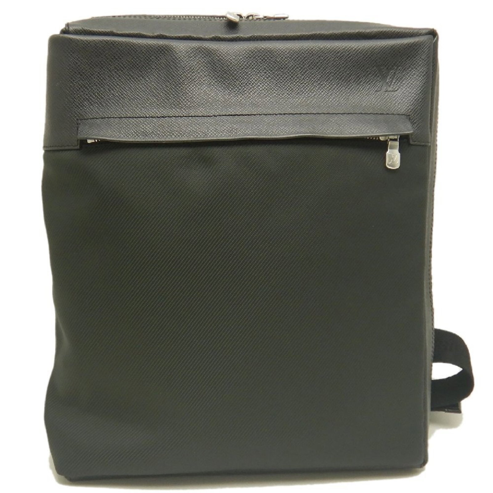 Shoulder Bag Taiga Leather Louis Vuitton: Shoulder Bag Taiga Leather Louis Vuitton Taiga Leather Louis Vuitton Shoulder Bag features Taiga leather, a signature material from the brand, and a classic design with a silver zipper closure.